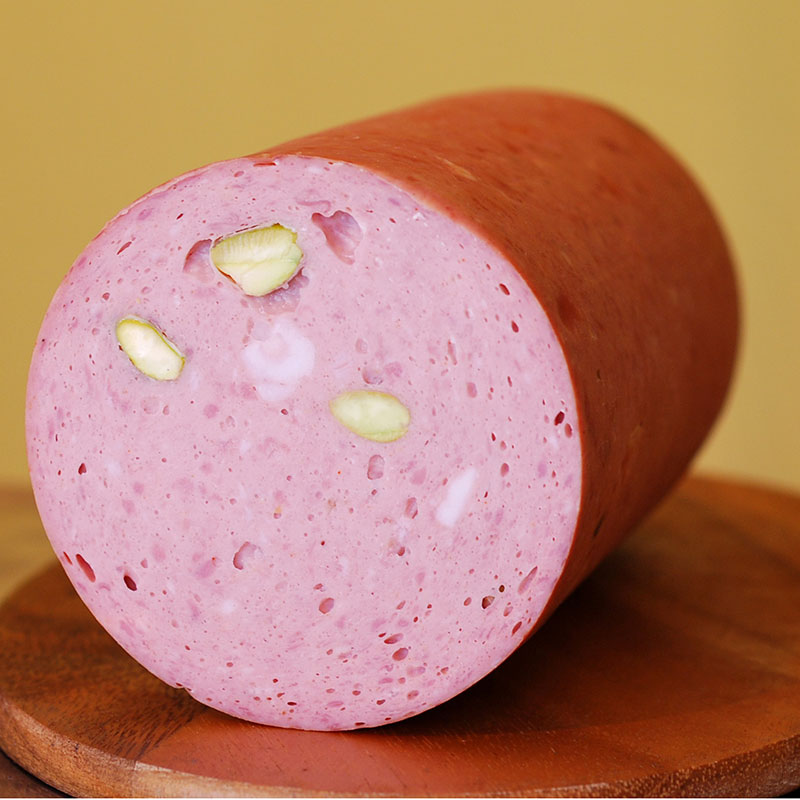 商品説明 モルタデッラ（mortadella）は、イタリア、ボローニャで伝統的につくられてきた超有名ソーセージ。豚肉と牛肉ベースの生地にアーモンドのような香りを持つリキュール”アマレット”とさまざまなスパイス、ピスタチオと豚脂の彩も綺麗な断面です。 内 容 量 約80g 原 材 料 豚肉（国産）、牛乳、ピスタチオ、食塩、砂糖、香辛料、洋酒、トレハロース、リン酸塩(Na,k)、酸化防止剤（ビタミンC）、発色剤（亜硝酸Na）※原材料の一部に乳を含む。 賞味期限 冷凍：約3ヶ月 食べ方 解凍後、冷たいままお召し上がり頂けます。