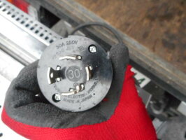 09年製中部CHUBUIHドーナツフライヤーDF-4D3B3相200V6.8kw17LW70D56H80(+7)cm60kgドーナツ押さえ機構付槽内フラット構造【中古】