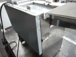 09年製中部CHUBUIHドーナツフライヤーDF-4D3B3相200V6.8kw17LW70D56H80(+7)cm60kgドーナツ押さえ機構付槽内フラット構造【中古】