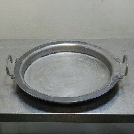 業務用 ナカオ 餃子鍋 33cm ガス火専用 深40mm 厚4.5mm鉄製 日本製 両手鍋 ぎょうざ鍋 鉄鍋 ギョウザ鍋 鉄鍋 ギョーザ鍋 商品は中古品です。 多少の傷汚れさびあります。 状態画像にて判断願います。　 よろしくお願いします。