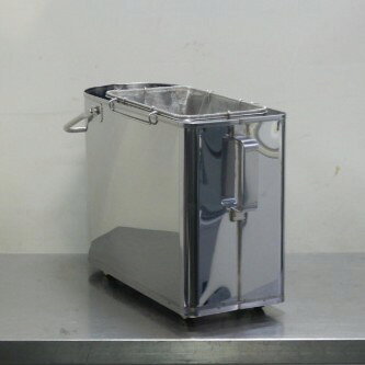 電気 フライヤー用 ステンレス 油缶 15L 用 W215D480H320mm 3.44kg オイルタンク ニチワ 商品は中古品です。 多少の傷汚れあります。 状態画像にて判断願います。 水を入れた画像は15Lの水位になります。 よろしくお願いします。