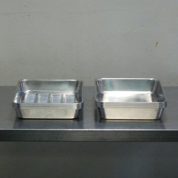 【10点セット】AG 18-8 ステンレス 15枚取 角バット×5 W296D231H49mm クローバー 水切りバット×5 4.03kg 商品は中古品です。 多少の傷汚れあります。 状態画像にて判断願います。 洗浄済です。 よろしくお願いします。 AG 18-8 角バット 15枚取（品番：33015） JANコード: 4560127490819 材質: SUS304（18-8ステンレス） 標準角バットサイズ（品番：33015）: 外寸 約296×231×高さ49mm（底寸法：約255×195mm / 容量：約2.8L） メーカー: 赤川器物製作所（AG） クローバー 18-8 水切バット 15枚取 メーカー: 大屋金属（大屋製作所） JANコード: 4997956116151 メーカー品番（商品コード）: 0271600 外寸サイズ: 300 × 230 × H40 mm 材質: 18-8ステンレス 重量: 約387g〜390g 容量: 約2.2L