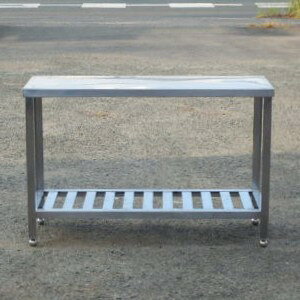業務用 ステンレス 作業台 W1200 D450 H800mm 厨房 W120D45H80cm 天板リベットあり 右手前角ふくらみ アングル脚 商品は中古品です。 多少の傷汚れあります。 状態画像にて判断願います。 アジャスト脚は全箇所回ります。 よろしくお願いいたします。 送料 大型宅配便 B　代引不可　個人宛不可