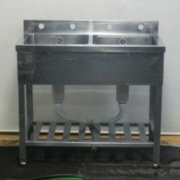 業務用 ステンレス 2槽 シンク W900 D450 H800(+90)mm 厨房 W90cm D45cm 槽内寸W395D350深230mm 商品は中古品です。 多少の傷汚れあります。 状態画像にて判断願います。 アジャストボール脚 全箇所回ります。 　 よろしくお願いいたします。 送料 大型宅配便 B　代引不可/個人宛不可