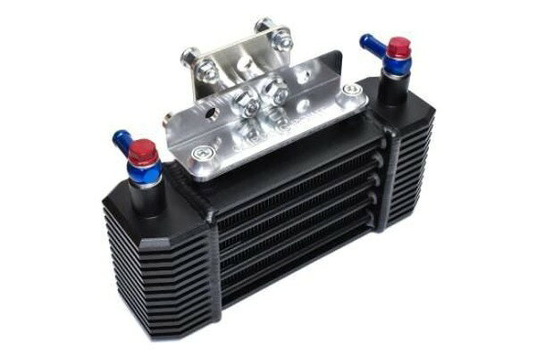 ・オリジナル5段コアオイルクーラー ・車両に合わせた専用ステー ※別途オイルクーラー取出口セットとオイルクーラーホースセットが必要です。 【適合車種】ジャズ 【フレーム番号】AC09-1000030〜