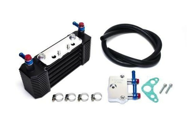 商品説明 商品名 5段コアオイルクーラーキット 型番 cd5013coolerkit3-3 特徴 ・オリジナル5段コアオイルクーラー ・車両に合わせた専用ステー ・オイルクーラーホースセット ・シリンダーヘッド右カバーからのオイルクーラー取出口セット 適合車種 ・CP製シリンダーヘッド装着のベンリイCD50(CD50-1300001〜1330600)
