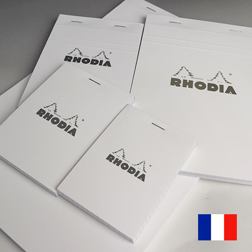 フランスの紙製品メーカー、RHODIA（ロディア）のメモパッドです。日本でも古くからの愛用者が多い、世界的な定番品です。そしてブランド生誕から80周年を迎え「新顔」のホワイトが加わりました。クリーンで清々しい白色のカバーにシルバーグレーのロゴを配したルックスは、デジタルデバイスとの相性も良く、知的でスタイリッシュなイメージです。また、今までのブロックロディアと異なり「グレー」の5mm方眼を採用しているのも特徴です。 RHODIA（ロディア）・約85×120mm・紙・Designed by France／Made in France ・80シート・5mm方眼（両面/線の色：グレー）・ミシン目入り