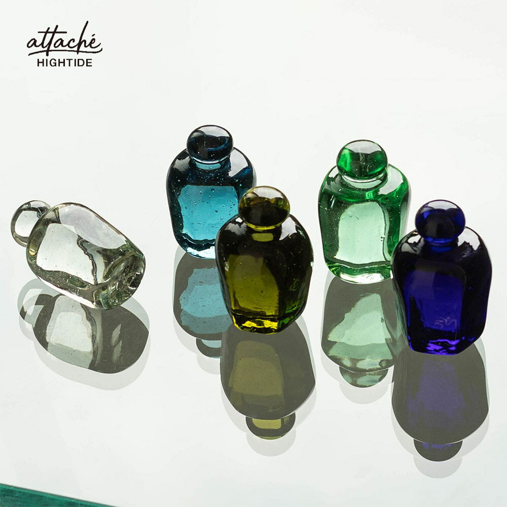 再生ガラスならではの柔らかな透明感が魅力のペーパーウェイトです。使われなくなった瓶を溶かし、職人がひとつずつ成形しているため、色合いや気泡の入り方に個性が生まれます。光を受けると影まで美しく、デスクの上に静かな存在感を添えてくれるアイテムで...