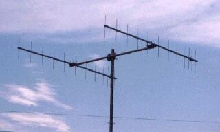 【12エレメント八木 2列スタック】 周波数：430MHz〜440MHz（fo：435MHz） VSWR：1.5以下 インピーダンス：50Ω 利得：18.3dBi F/B比：18dB以上 最大入力：200W（FM） 電力半値角：18° ブーム長：2,000mm 回転半径：1,365mm 重量：4.8kg コネクター：M-J（RY-430M12/W）／N-J（RY-430N12/W） 受風面積：0.18 耐風速：瞬間最大風速40m/sec. 収納寸法：1,240mm 適合マスト：φ25mm〜φ60mm 【モデル別仕様】 RY-430M12/W：M-Jコネクター仕様 RY-430N12/W：N-Jコネクター仕様 【備考】 仕様は予告なく変更される場合があります。