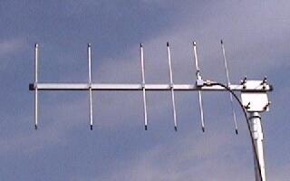 6エレメント八木アンテナ 型式：6エレメント八木 周波数：430MHz〜440MHz（fo:435MHz） VSWR：1.5以下 インピーダンス：50Ω 利得：12.2dBi FB比：18dB以上 最大入力：100W（FM） 電力半値角：53° ブーム長：1,000mm 回転半径：950mm 重量：0.75Kg コネクター：M-J（RY-430M6） コネクター：N-J（RY-430N6） 受風面積：0.03 耐風速：瞬間最大風速40m/sec. 適合マスト：φ25mm〜φ60mm／□25mm〜□45mm 【備考】 仕様は、予告無く変更する場合があります。