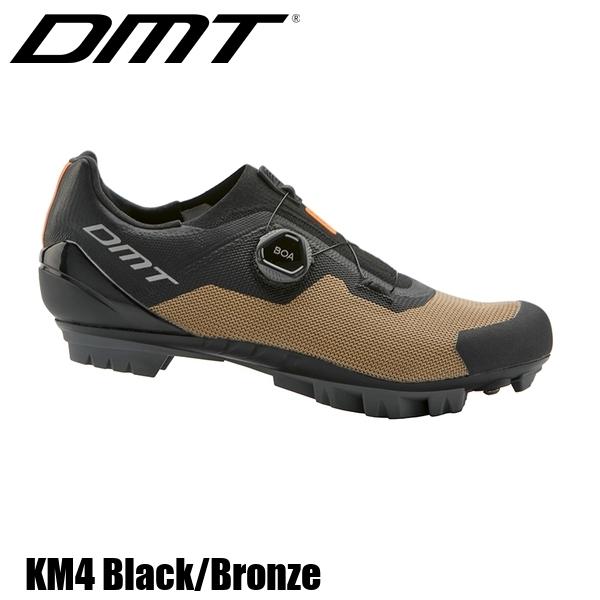 DMT ディーエムティー KM4 Black/Bronze 自転車 シューズ 靴 ハイブリッドニット構造の快適性を備えたオールラウンドトレイルシューズ MTBやグラベルなど、どんなライディングスタイルでも、ストレッチニットインサートと耐摩耗性のオープンメッシュの組み合わせが足を涼しく快適に保ちます。BOARフィットシステムとナイロンコンポジットソールは、優れたパフォーマンスを提供します。 特徴 ハイブリッドエンジニアードニットアッパー 通気性に優れたメッシュアッパー BOARフィットシステム1ダイアル L6 ナイロンコンポジットアウトソール つま先部分に耐摩耗コーティング ■商品のデザイン、仕様、外観、は予告なく変更する場合がありますのでご了承ください。ハイブリッドニット構造の快適性を備えたオールラウンドトレイルシューズ MTBやグラベルなど、どんなライディングスタイルでも、ストレッチニットインサートと耐摩耗性のオープンメッシュの組み合わせが足を涼しく快適に保ちます。BOARフィットシステムとナイロンコンポジットソールは、優れたパフォーマンスを提供します。 特徴 ハイブリッドエンジニアードニットアッパー 通気性に優れたメッシュアッパー BOARフィットシステム1ダイアル L6 ナイロンコンポジットアウトソール つま先部分に耐摩耗コーティング