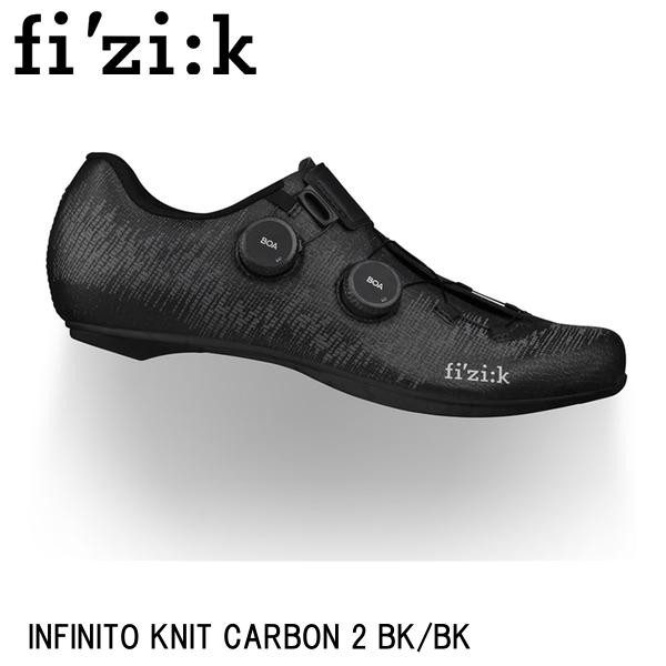 fizik フィジーク INFINITO KNIT CARBON 2 BK/BK 自転車 シューズ 靴 アッパー：ニットアッパー クロージングシステム：Li2デュアルゾーンBOAフィットシステム ソール：R2 カーボンアウトソール、UDフルカーボン、-stiffness index 10（ソールの剛性感 10/10） 重量：225g(size42) 通気性をさらに向上させるために、新しく進化したニットアッパーを採用したパフォーマンスロードレース用サイクリングシューズ。 REFINED KNITTED UPPER：トッププロレースシーンで実証された先進的機能はそのままに、最新バージョンはさらに洗練されたニット構造を採用し、優れた通気性と軽量化に成功しました。通気性に優れたニットメッシュベースは、熱溶融TPUをターゲットにしたニット部分と融合し、強度と剛性が必要な部分をサポートします。これは一般的な素材を採用したサイクリングシューズと同じサポートとペダリング効率、効果的なパワー伝達を保証します。 ■商品のデザイン、仕様、外観、は予告なく変更する場合がありますのでご了承ください。アッパー：ニットアッパー クロージングシステム：Li2デュアルゾーンBOAフィットシステム ソール：R2 カーボンアウトソール、UDフルカーボン、-stiffness index 10（ソールの剛性感 10/10） 重量：225g(size42) 通気性をさらに向上させるために、新しく進化したニットアッパーを採用したパフォーマンスロードレース用サイクリングシューズ。 REFINED KNITTED UPPER：トッププロレースシーンで実証された先進的機能はそのままに、最新バージョンはさらに洗練されたニット構造を採用し、優れた通気性と軽量化に成功しました。通気性に優れたニットメッシュベースは、熱溶融TPUをターゲットにしたニット部分と融合し、強度と剛性が必要な部分をサポートします。これは一般的な素材を採用したサイクリングシューズと同じサポートとペダリング効率、効果的なパワー伝達を保証します。VOLUME CONTROL SYSTEM：前足部のボリュームを大きく変化させることが可能で、ライダーの足の形に合わせたフィット感の調整を可能にします。ダイヤル径が小さな最新のLi2 BOAダイヤルを採用することで、空力を向上させるだけでなく、サイクリストは自分の足の形に合わせて細やかにフィット感を調整可能で、快適性を犠牲にすることなく最大限のパフォーマンスを発揮することができます。 SUPPORT&COMFORT：専用パーツが土踏まずを包み込み、最新のLi2 BOAを使用して、完璧なフィット感と足底のサポート力を精密に調整可能。前足部のボリュームは、特徴的なフィットコンフィギュレーション機能であるインフィニートを介してコントロールすることができます。インフィニートは、BOAテキスタイルレースガイドを使用することで、テンションバランスを向上させ、圧迫感を分散し最適化します。このフィットシステムは、広範囲に作用し、アイレットを内側に引っ張ることで、よりサポート性の高い快適なフィット感を実現しています。 R2 CARBON OUTSOLE:最新のインフィニートは、軽量化と剛性の向上を実現するフルカーボン製の新しいアウトソールを採用。剛性指数は10で、フィジークシューズシリーズの中で最も剛性が高いものとなっています。大開口のベンチレーションで快適なエアフローを提供し、温度調節をサポートします。クリートの位置は従来よりもやや後ろに設定されており、ペダリング効率を最適化し、膝の圧迫感を軽減します。