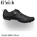 fizik フィジーク ATLAS TERRA ブラック 自転車 シューズ 靴 クロージングシステム：L6 BOAフィットシステム ソール：X5 ナイロンアウトソール、ラバートラッド-stiffness index 5（ソールの剛性感 5/10） 重量：355g(size42) TERRA ATLASはグラベルやマウンテンバイクなど、あらゆる場面で活躍する優れた汎用性と信頼性を備えるオールラウンダーです。 ATLASは、オフロードでペダルを効率的に回し、アクティブにトレッキング出来るように設計されています。高速でダウンカントリーを楽しんだり、壮大なオールマウンテンライドや長距離のバックカントリーアドベンチャー、ドロップバーでのグラベルグラインドなどあらゆるライディングフィールドに対応。過酷なウルトラバイクパッキングレースのサバイバーから地元のトレイルを楽しむライダーまで、様々な地形やコンディションに挑戦するライダーからのフィードバックを基に、改良を重ねた結果がATLASです。 ■商品のデザイン、仕様、外観、は予告なく変更する場合がありますのでご了承ください。クロージングシステム：L6 BOAフィットシステム ソール：X5 ナイロンアウトソール、ラバートラッド-stiffness index 5（ソールの剛性感 5/10） 重量：355g(size42) TERRA ATLASはグラベルやマウンテンバイクなど、あらゆる場面で活躍する優れた汎用性と信頼性を備えるオールラウンダーです。 ATLASは、オフロードでペダルを効率的に回し、アクティブにトレッキング出来るように設計されています。高速でダウンカントリーを楽しんだり、壮大なオールマウンテンライドや長距離のバックカントリーアドベンチャー、ドロップバーでのグラベルグラインドなどあらゆるライディングフィールドに対応。過酷なウルトラバイクパッキングレースのサバイバーから地元のトレイルを楽しむライダーまで、様々な地形やコンディションに挑戦するライダーからのフィードバックを基に、改良を重ねた結果がATLASです。 ATLASはこれまで以上にゆったりとしたフィット感で、プロテクションを犠牲にせず、通気性に優れ、補強されたトゥキャップを備えます。調整が容易なシングルBOAクロージャーでフィット感を調整してどこへでも出かけられます。 X5アウトソールを再設計し、より優れたグリップ力とトラクションを実現しました。X5アウトソールは、中足部を含む表面全体を覆うようにスタッドとラバーコーティングが施されており、急勾配の荒れたコースで自転車を漕ぎ出す時でも確実な足元のグリップを提供します。隠れたナイロン製フットプレートは、ペダリング効率を高めるためにバランスのとれた剛性を提供し、ローカットのアッパーは、ペダルストロークのたびに滑らかでスムーズな足首の動きを可能にし、擦れを防ぎます。