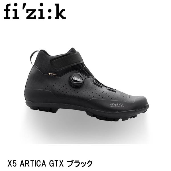 fizik フィジーク X5 ARTICA GTX ブラック 自転車 シューズ 靴 アッパー：高密度PUアッパー + リップ・ストップ・ファブリック 防寒素材：ソフト・フリースライニング クロージングシステム：L6 BOA dial D Fit System アウトソール：X5ナイロンアウトソール、ラバートレッド(スタッド取付可能) -stiffness index 5（ソールの剛性感 5/10） 重量：432g TERRA ARTICA GTXは先進的なGORE-TEXメンブレンと断熱フリースの裏地を採用し、厳しい気候でのオフロードライドを快適にする設計がなされています。 完全な保温性、防水性、透湿性を持つこのパフォーマンス・オールテレインシューズは最も過酷な天候からライダーを守ります。雪の積もったテクニカルなトレイル、雨中のダウンカントリー、または氷の上での壮大なグラベルアドベンチャーに最適です。 ■商品のデザイン、仕様、外観、は予告なく変更する場合がありますのでご了承ください。アッパー：高密度PUアッパー + リップ・ストップ・ファブリック 防寒素材：ソフト・フリースライニング クロージングシステム：L6 BOA dial D Fit System アウトソール：X5ナイロンアウトソール、ラバートレッド(スタッド取付可能) -stiffness index 5（ソールの剛性感 5/10） 重量：432g TERRA ARTICA GTXは先進的なGORE-TEXメンブレンと断熱フリースの裏地を採用し、厳しい気候でのオフロードライドを快適にする設計がなされています。 完全な保温性、防水性、透湿性を持つこのパフォーマンス・オールテレインシューズは最も過酷な天候からライダーを守ります。雪の積もったテクニカルなトレイル、雨中のダウンカントリー、または氷の上での壮大なグラベルアドベンチャーに最適です。 GORE-TEXインシュレーテッド・コアラメンブレン生地を採用したことにより、ARTICA GTXは完全な防水性を備えています。どんな道を選ぼうともライダーをドライに保ちます。 PUラミネートされた高密度アッパーは耐久性があり、軽快で快適な履き心地を実現します。 内側にはフリースを使用し、柔らかな感触と共に温かさがライダーの足を包みます。 ベルクロストラップが足首をしっかり固定し、L6 BOAダイアルは分厚いグローブを着けていても微調整を容易にします。 アウトソールの広いヒールプラットフォームは強力なグリップで歩行時の安全性を高めます。