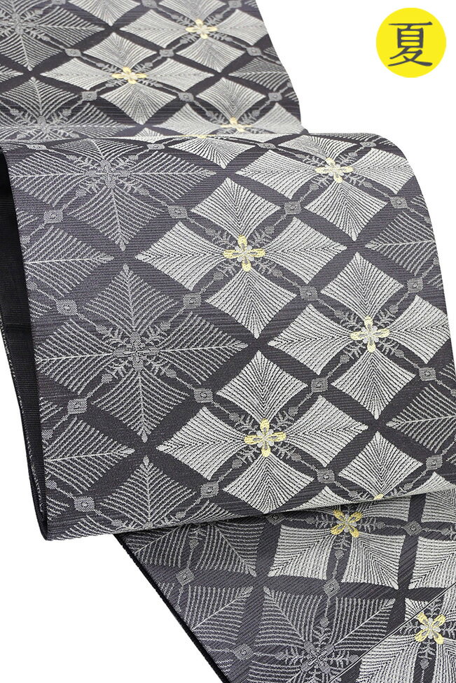 ★　素材　　　絹　60％　　　　　　化繊＆分類外繊維（金属糸風）　40％★　サイズ　　長さ　約 442cm　　　約　31cm★　色　　　　 濃鼠色（青紫みの暗灰色のこと）　■■■　（小学館発行『色の手帖』参照）★　着用時期　：　夏★　着用シーン　：　フォーマルシーンに。★　おすすめ年代　：　20〜70代　★　付属品　：　証紙・反端　あり＜コメント＞お仕立て上がり西陣の名門　まいづる謹製夏の　袋帯のご紹介です。フォーマル帯からカジュアル帯まで多種にわたる帯づくりを行う高級袋帯のまいづる。証紙のナンバーからもわかるとおり老舗中の老舗、歴史ある名門機屋さんです。現在でも意欲的に新しい開発を手がけていて、素材にこだわった帯を精力的に手がける織元さん。西陣を代表するトップメーカーさんです。「美しいキモノ」常連さんですので、お着物好きさんにはお馴染みのメーカーですね。今回ご紹介の一品は、シックな濃鼠色の地に華菱繋ぎ文の織り出されたとってもすてきな一品。繊細な金銀糸が織り込まれた帯地が、所作を孕んで美しく輝きます。全体に漂う、「良い帯」だという雰囲気。糸質の良さや、織りの仕事の良さが一目でわかる、とっても魅力的な一品です。夏帯は、通常の帯よりも使用する糸の本数が少なくなりますので、その分、糸の質や織りの良さがそのまま帯の雰囲気となってあらわれてしまいます。今回のまいづるの帯は、糸質の良さからくる色糸の色の発色や、金糸のしっとりと上品な輝きがとってもすてき。品の良い金糸、糸質の高級感のある雰囲気に、ものづくりへのこだわりをひしひしと感じることのできる名門のお品物であればこその風格がありますす。夏帯を1本もつのにまいづるのお品でしたら間違いない、当店も自信を持っておすすめしたい逸品です。ハレのシーンにすてきな帯姿を。この機会にぜひどうぞ♪尚、こちらは店舗「だいやす」でもお取り扱いしております。売り切れの際は、予告なく出品を終了する場合がございますが、どうぞご理解くださいませ。＜状態＞新品です。k-070928 ■ 発送 ■ 【全商品送料無料】【運送会社】ヤマト運輸、日本郵便、佐川急便　※運送会社はお選びいただけません。 　　 ※お買い上げ合計金額が3,980円(税込)以下の場合はメール便となります。　　　　メール便の場合は配達日時指定ができません。ご了承くださいませ。【梱包方法】　着物 ＆ 帯 ：全商品平置き梱包 　　※お客様の方で梱包方法や運送会社をご指定の場合は、 　　 別途送料を頂く場合がございます。　　※一万円以下のアウトレット商品、特別SALE価格商品は、 　　 簡易包装となる場合がございます。■ 注意 ■この商品は当店実店舗「だいやす」でも販売しております。 お買い上げいただいた商品が、 品切れになってしまうこともございます。 その場合、お客様には必ず連絡をいたしますが、 万が一入荷予定がない場合は、 キャンセルさせていただく場合もございますことを あらかじめご了承ください。 モニターの発色の具合により、 実際のものと色が異なって見える場合がございます。 ご了承くださいませ。■ SNSやってます♪ ■