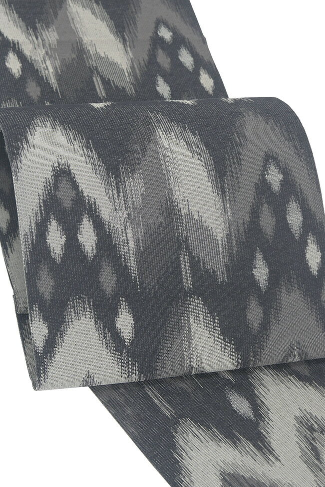 ★　素材　　　正絹★　サイズ　　長さ　約 375cm　　幅　約　31.5cm★　色　　　　 黒色　（小学館発行『色の手帖』参照）★　着用時期　：　春・秋・冬（6・9月のお単衣にもOK）★　着用シーン　：　お出掛けなどのカジュアルシーンにおすすめ。★　おすすめ年代　：　20〜70代　★　合わせる着物　：　小紋、紬★　付属品　：　証紙・反端　なし＜コメント＞お仕立て上がり八寸名古屋帯　のご紹介です。すてきな八寸帯！きりりとした黒地に織り出された太子間道文。黒×茶鼠の濃淡というシックな色合わせがまたカッコいい織り上がりですね♪経絣に見えるデザインもまた洒落ています。八寸帯は、袷の時期だけでなくお単衣にも合わせて頂けます。一年を通して、長く締めて頂けますので重宝するんですよね♪気軽にカジュアルにキュッと締めて頂ける八寸帯。シンプルなデザインですので、お着物選びもうんと楽しんでいただけそうです。どうぞ素敵な帯姿をお楽しみくださいませ。尚、こちらは店舗「だいやす」でもお取り扱いしております。売り切れの際はご容赦下さいませ。＜状態＞中古のお品物です。特に目立つシミや傷などなくきれいな状態です。k-080409 ■ 画像について ■ ■ 発送 ■ 【全商品送料無料】【運送会社】ヤマト運輸、日本郵便、佐川急便　※運送会社はお選びいただけません。 　　 ※お買い上げ合計金額が3,980円(税込)以下の場合はメール便となります。　　　　メール便の場合は配達日時指定ができません。ご了承くださいませ。【梱包方法】　着物 ＆ 帯 ：全商品平置き梱包 　　※お客様の方で梱包方法や運送会社をご指定の場合は、 　　 別途送料を頂く場合がございます。　　※一万円以下のアウトレット商品、特別SALE価格商品は、 　　 簡易包装となる場合がございます。■ 注意 ■この商品は当店実店舗「だいやす」でも販売しております。 お買い上げいただいた商品が、 品切れになってしまうこともございます。 その場合、お客様には必ず連絡をいたしますが、 万が一入荷予定がない場合は、 キャンセルさせていただく場合もございますことを あらかじめご了承ください。 モニターの発色の具合により、 実際のものと色が異なって見える場合がございます。 ご了承くださいませ。■ SNSやってます♪ ■