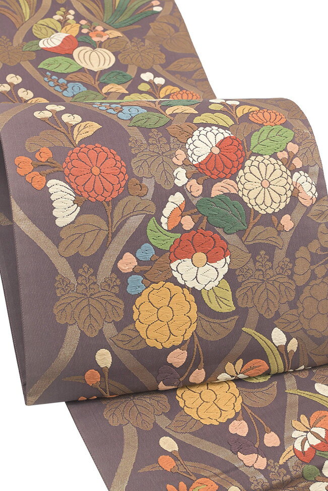 ★　素材　　　正絹　（※一部金属糸含む）★　サイズ　　長さ　約 430cm　　幅　約　31cm★　色　　　　 葡萄鼠色　　■■■　（小学館発行『色の手帖』参照）★　着用時期　：　春・秋・冬★　着用シーン　：　フォーマルシーンに。★　おすすめ年代　：　20〜70代　★　付属品　：　証紙・反端　あり＜コメント＞お仕立て上がり　西陣の名門　伊豆蔵謹製お仕立て上がり　袋帯のご紹介です。伊豆蔵といえば、西陣織の老舗中の老舗。打ち込みのしっかりとした、一目見て良い帯だと分かる上質な雰囲気は、老舗のお品物の風格が漂います。　いづくらの祖は、江戸時代の人形師であると　いわれています。創作への想いを連綿と受け継ぎ、　歴史に裏打ちされた意匠美を継承しています。　新しい感性で着姿を捉え、御太鼓（帯地）の　優美さや、御着物との調和を重視したもの創りを　行っています。　　　　　　　　　　　　〜西陣織HPより〜今回ご紹介の一品はシックな葡萄鼠色の地に四季花立涌文が織り出された一品。ふっくら艶っと上品な唐織と、輝きの異なる二種類の金糸。フォーマル帯の格調高い雰囲気に良い帯だという高級感漂う、とってもすてきな一品に織りあがっています。ハレのシーンにぴったりの一品。すてきな帯姿をぜひお楽しみくださいませ♪尚、こちらは店舗「だいやす」でもお取り扱いしております。売り切れの際は、予告なく出品を終了する場合がございますが、どうぞご理解くださいませ。＜状態＞中古のお品物です。保管臭が少々残っております。また、少々使用感がございます。ご了承くださいませ。k-080509 ■ 画像について ■ ■ 発送 ■ 【全商品送料無料】【運送会社】ヤマト運輸、日本郵便、佐川急便　※運送会社はお選びいただけません。 　　 ※お買い上げ合計金額が3,980円(税込)以下の場合はメール便となります。　　　　メール便の場合は配達日時指定ができません。ご了承くださいませ。【梱包方法】　着物 ＆ 帯 ：全商品平置き梱包 　　※お客様の方で梱包方法や運送会社をご指定の場合は、 　　 別途送料を頂く場合がございます。　　※一万円以下のアウトレット商品、特別SALE価格商品は、 　　 簡易包装となる場合がございます。■ 注意 ■この商品は当店実店舗「だいやす」でも販売しております。 お買い上げいただいた商品が、 品切れになってしまうこともございます。 その場合、お客様には必ず連絡をいたしますが、 万が一入荷予定がない場合は、 キャンセルさせていただく場合もございますことを あらかじめご了承ください。 モニターの発色の具合により、 実際のものと色が異なって見える場合がございます。 ご了承くださいませ。■ SNSやってます♪ ■