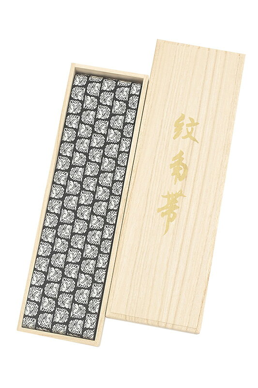 ★　素材　　　正絹★　サイズ　　長さ　約 443cm、　幅　約　9.8cm※通常の角帯よりも長いロングサイズです。★　色　　　　黒色（小学館発行『色の手帖』参照）★　付属品　：　証紙・反端　なし＜コメント＞お仕立て上がり角帯　の　ご紹介です。※角帯のみの販売となります。※こちら、証紙等は付いてございませんが問屋より鳥居良のお品ということで仕入れをいたしました。なんとお洒落な角帯が入荷いたしました！西陣織の御召処、鳥居良が織り上げた一品。皇室や歌舞伎、茶道の世界でも重宝される京都の老舗機屋さんです。鳥居良といえば、最高級御召「茶キ」シリーズが有名ですが、そんな茶キの男性用本御召に合うようにと作られた角帯「紋角帯」より、今回はすてきな一品をご紹介させていただきます。きりりとシックな黒地に織り出された花兔文。伝統的な名物裂の中のお柄のひとつですね。繊細な糸で織り上げられた帯地は、緻密で打ち込みもしっかり。見るからに高級感の漂う織りの一品です。こんな角帯をさらりと締めていたらお着物通の大人の男性といった風情で、すてきですね。角帯というとどうしても定番の献上柄だったり縞や格子だったりが多い中、こうした織りにこだわった本格派の角帯って、すてきですよね。どうぞ、素敵な着こなしをお楽しみくださいませ。尚、こちらは店舗「だいやす」でもお取り扱いしております。売り切れの際はご容赦下さいませ。＜状態＞新品です。k-081107 ■ 画像について ■ ■ 発送 ■ 【全商品送料無料】【運送会社】ヤマト運輸、日本郵便、佐川急便　※運送会社はお選びいただけません。 　　 ※お買い上げ合計金額が3,980円(税込)以下の場合はメール便となります。　　　　メール便の場合は配達日時指定ができません。ご了承くださいませ。【梱包方法】　着物 ＆ 帯 ：全商品平置き梱包 　　※お客様の方で梱包方法や運送会社をご指定の場合は、 　　 別途送料を頂く場合がございます。　　※一万円以下のアウトレット商品、特別SALE価格商品は、 　　 簡易包装となる場合がございます。■ 注意 ■この商品は当店実店舗「だいやす」でも販売しております。 お買い上げいただいた商品が、 品切れになってしまうこともございます。 その場合、お客様には必ず連絡をいたしますが、 万が一入荷予定がない場合は、 キャンセルさせていただく場合もございますことを あらかじめご了承ください。 モニターの発色の具合により、 実際のものと色が異なって見える場合がございます。 ご了承くださいませ。■ SNSやってます♪ ■
