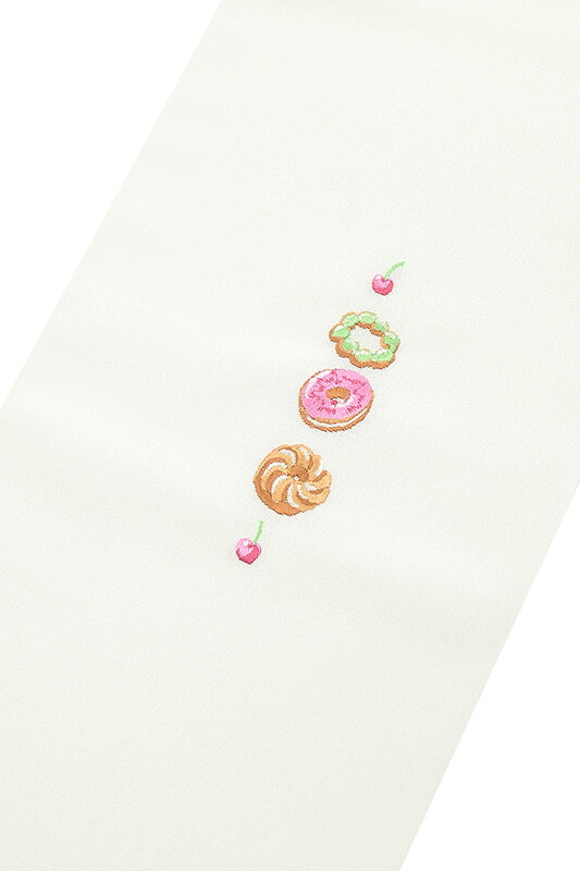 ★　素材　　　生地：ポリエステル100％　　刺繍糸：レーヨン100％★　サイズ　　長さ　約 112cm、　幅　約　15.5cm★　色　　　　 白色　　（小学館発行『色の手帖』参照）＜コメント＞ポリエステル　の　刺繍　半襟のご紹介です。なんてかわいらしい半襟だこと！白地にふっくらと刺繍された愛らしいスイーツのお柄。ポンデリングやフレンチクルーラーなどのドーナツがとってもおいしそうです。着装すると、上前の襟にドーナツがちらり。下前の衿は無地。抜いた衿の内側にチュロスと苺がちらりと見えるというわけ。がんばりすぎないさりげない柄付けもまたお洒落ですね。襟元に愛らしい彩を添えて大人のお洒落を楽しんでください♪この機会にぜひどうぞ★尚、こちらは店舗「だいやす」でもお取り扱いしております。売り切れの際は、予告なく出品を終了する場合がございますが、どうぞご理解くださいませ。＜状態＞新品です。 ■ 画像について ■ ■ 発送 ■ 【全商品送料無料】【運送会社】ヤマト運輸、日本郵便、佐川急便　※運送会社はお選びいただけません。 　　 ※お買い上げ合計金額が3,980円(税込)以下の場合はメール便となります。　　　　メール便の場合は配達日時指定ができません。ご了承くださいませ。【梱包方法】　着物 ＆ 帯 ：全商品平置き梱包 　　※お客様の方で梱包方法や運送会社をご指定の場合は、 　　 別途送料を頂く場合がございます。　　※一万円以下のアウトレット商品、特別SALE価格商品は、 　　 簡易包装となる場合がございます。■ 注意 ■この商品は当店実店舗「だいやす」でも販売しております。 お買い上げいただいた商品が、 品切れになってしまうこともございます。 その場合、お客様には必ず連絡をいたしますが、 万が一入荷予定がない場合は、 キャンセルさせていただく場合もございますことを あらかじめご了承ください。 モニターの発色の具合により、 実際のものと色が異なって見える場合がございます。 ご了承くださいませ。■ SNSやってます♪ ■