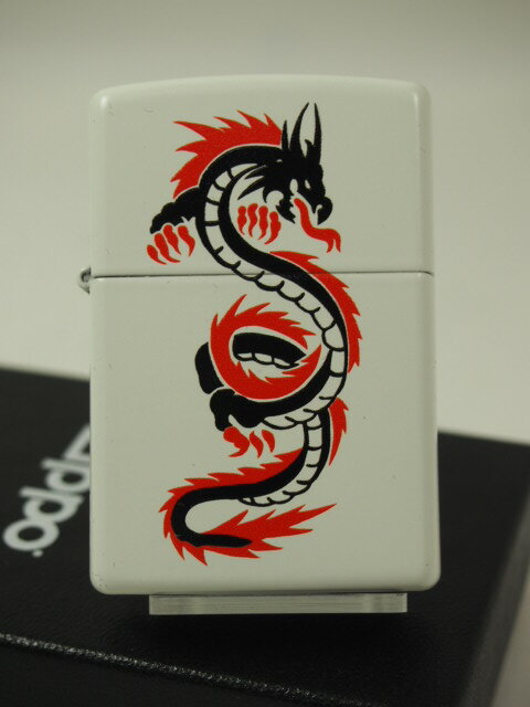 ジッポーライター： Zippo Dragon ドラゴン // リュウ // 龍 竜 《 ホワイトマット 》 白色＆レッド＆ブラック USA 純正 #MP319 《レギュラー》 2015 ☆オシャレ!!☆       