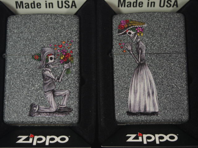 楽天Zippo Shop DARUMAYA：ダルマヤジッポーライター： Zippo Lovely Bone ●ペア● スカル ペア // 花束 プロポーズ // ラヴァーズ レギュラー2個セット 《ドクロ》 USA 純正 #28987 Iron Stone ☆カワイイ☆ 【あす楽対応】 【楽ギフ_包装】 ジッポ ジッポー 【ライター】 【ダルマヤ】 送料無料 送料込