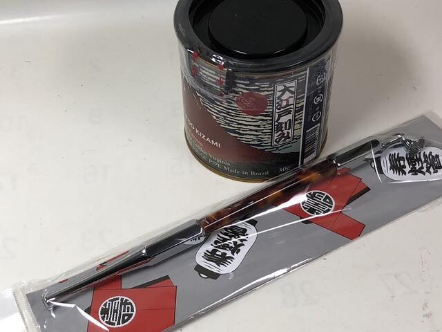 ■刻み煙草■ // きざみ たばこ 【 大江戸刻み 】＆ 六角 キセル 【寿ギセル】 コトブキ セット // ことぶき 銀色 クローム シルバー おおえど 刻み タバコ きせる 煙管 べらぼう ◇粋!!◇ キセル 刻み 【ダルマヤ】お買得品 ※タバコ1缶＆キセル1本のセットとなります。のサムネイル