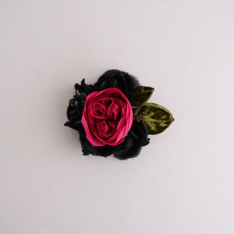 実寸サイズ：11×9cm （多少の誤差はご了承ください） 素材： デザイン：la fleurのrose bouquet コサージュです。 カラーはローズピンク・ブラック・モスグリーンで、幾つもの薔薇の花が重ねられ、横には木の実のような実があしらわれた立体的なデザインです。 定価（メーカー希望小売価格）20900円のお品物です。 状態：新品タグ付き未使用です。※お譲りいただいたお品物となります。ご了承の上ご購入下さいませ。 NO.ac84-2403-140