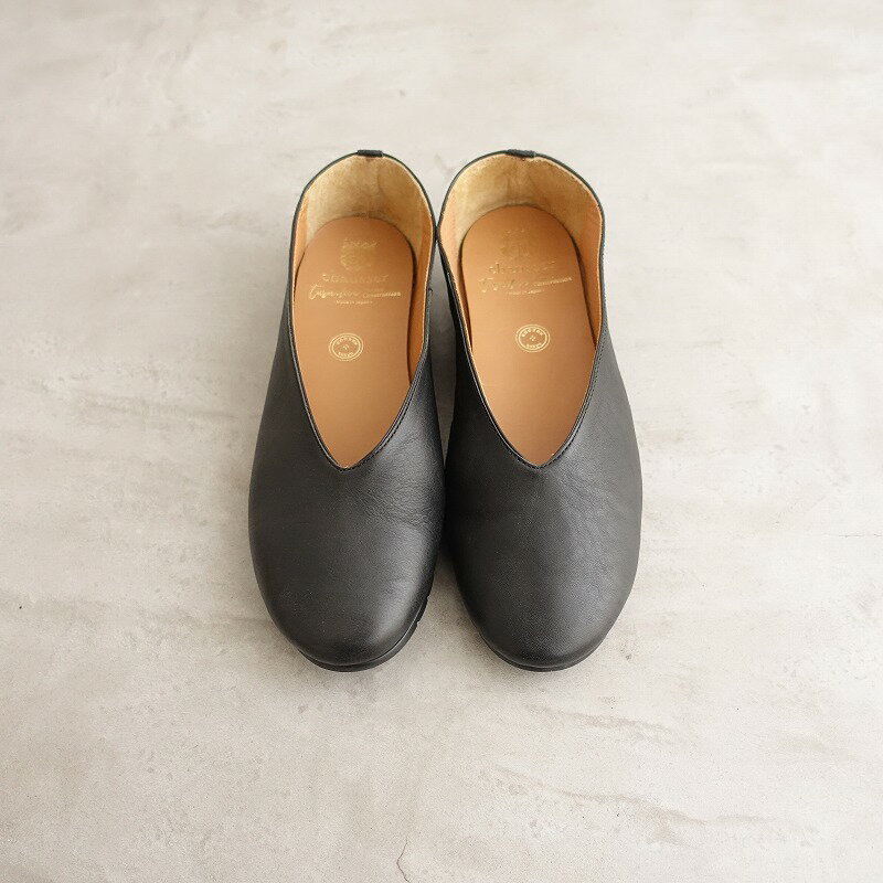 表記サイズ：38 実寸サイズ：スタッフ試着によるサイズ24cm, ヒールの高さ0.9cm （多少の誤差はご了承ください） 素材： カラーなど：ChausserのV-CUT FLAT SHOESです。カラーは黒で素材はレザー、インソールはクッション性がございます。定価(メーカー希望小売価格)は27,500円の商品です。 状態：数回使用程度できれいな状態です。 レザー製品ですので、使用頻度に関わらず付いたキズなどがあるかと思われます。 ご理解いただける方のご購入をお待ちしております。 箱や保存袋がある場合はお付けしますが、汚れや破損等がある場合がございます。ご了承の上ご購入下さいませ。 NO.sh7-2507-94