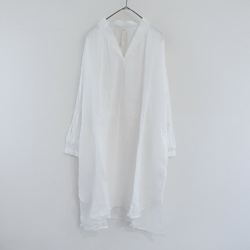 表記サイズ：ONE 実寸サイズ：肩幅66cm, 身幅67cm, 袖丈44cm, 着丈97cm, 裄丈77cm, ウエスト幅67cm, ヒップ幅70cm, スリット裾横21cm （多少の誤差はご了承ください） 素材：ラミー100％　ベトナム製 カラーなど：URBAN RESEARCH DOORSのラミープルオーバーシャツチュニックです。カラーはホワイトです。サラッとした透け感・清涼感のある早良加奈ラミー100％のボイル生地を使用。糸節・ネップなどが見受けられるナチュラルな素材です。胸元は内側のボタン・ループ留め、ネックラインと袖口にギャザーを寄せ、ドロップショルダーの袖山にはシャーリングがあしらわれておりま前後カットが異なるカットが異なるスリット入りです。両サイドにシームポケットがございます。 状態：ユーズドで使用感があり、袖口内側にうす汚れ、後ろ右裾にキズが見受けられます。目立ったシミ汚れはございません。ご理解いただける方のご購入をお待ちしております。 SNO.0955 NO.2-2507-448