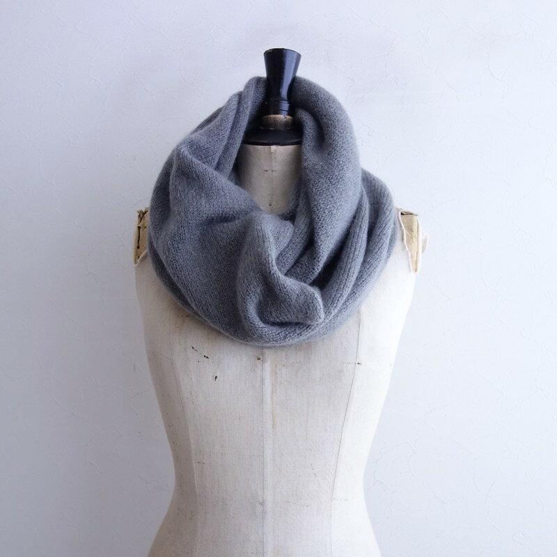 実寸サイズ：42×80cm （多少の誤差はご了承ください） 素材： カラーなど：evam evaのmohair lily loop stoleです。カラーはモカグレーで、ニット素材であしらわれており、素材はモヘヤ45％,ナイロン35％,毛20％です。定価(メーカー希望小売価格)20,900円の商品です。 状態：数回使用程度できれいな状態です。 NO.st10-2602-154