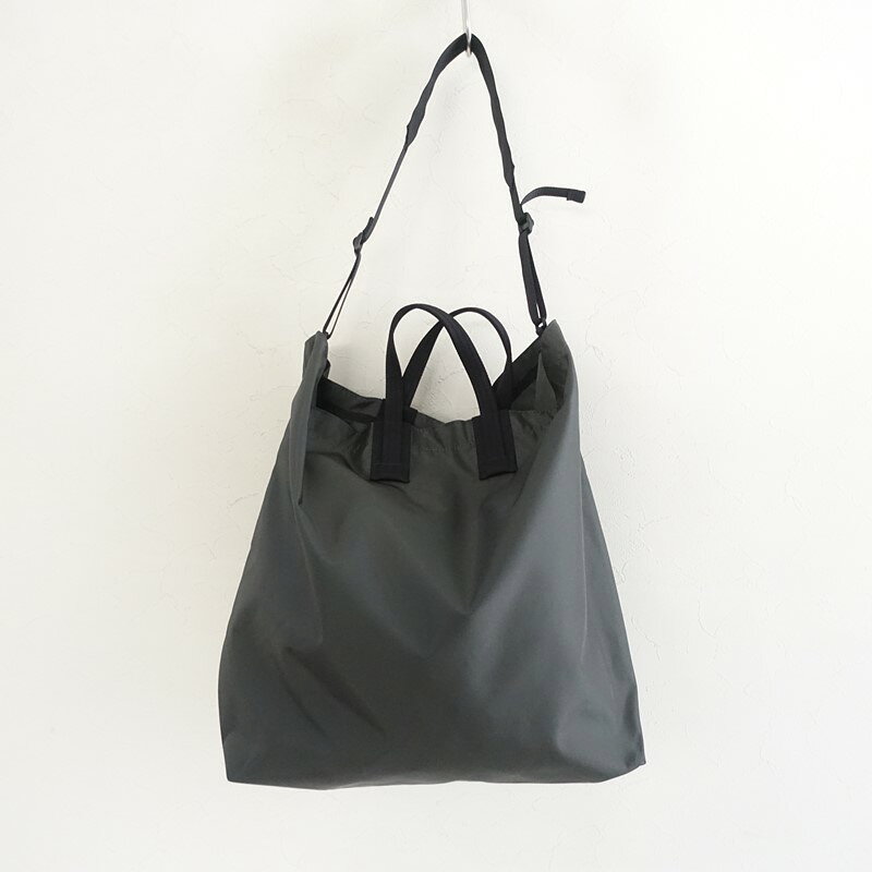 実寸サイズ：縦43cm, 底(マチ)15.5cm, 開口部51cm, 持ち手29cm, ショルダー(調節可)67cm (多少の誤差はご了承ください) 素材： カラーなど：KaILI IKKENのBOW ナイロントートバッグです。カラーはチャコールグレーで素材はナイロン、開口部はスナップボタンです。内側にオープンポケットとマジックテープ開閉のポケットが1つずつあり、手提げと調節可能なショルダーの2way仕様です。定価(メーカー希望小売価格)20,900円の商品です。 状態：ユーズドで、内側所々に擦れ色褪せが見受けられます。 ご理解いただける方のご購入をお待ちしております。 NO.ba7-2604-124