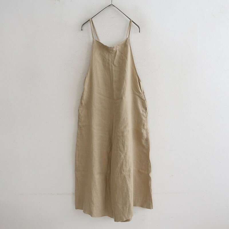 表記サイズ：F 実寸サイズ：着丈(脇下から)92cm, ウエスト幅50cm, ヒップ幅61cm, 股上68cm, 股下58cm, 裾幅45cm, 太もも幅42cm (弊社は、基本的にユーズド品を取り扱っております。裾上げされているか否か、判断できかねます。ご了承の上、ご購入くださいませ。） （多少の誤差はご了承ください） 素材：リネン100% カラーなど：Odourのリネンサロペットです。カラーはベージュでくったりとしたリネン地で仕立てられております。肩ひもは背上部に通され、肩紐は結び目によってフリーで長さ調整可能で、ワイドパンツシルエットになっております。両サイドにシームポケットが付いております。 状態：ユーズドですが、目立ったシミ汚れなくきれいな状態です。 SNO.17 NO.33-2608-127
