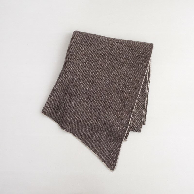 実寸サイズ：75×162cm （多少の誤差はご了承ください） 素材： カラーなど：evam evaのニットストールです。カラーはブラウン系で、ウール72％,アルパカ28％のニット素材であしらわれています。 状態：ユーズドですが、目立ったシミ汚れなくきれいです。 NO.st10-2609-123