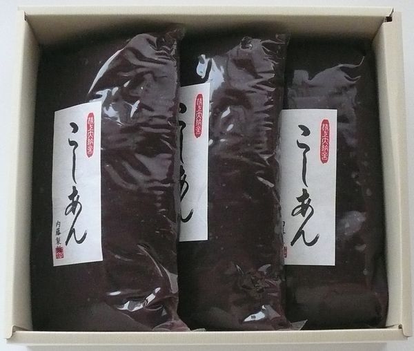 内容量 上こしあん　1kg×3 賞味期限 3ヶ月 （未開封）（開封後は冷蔵にて約2週間） 保存方法 冷暗所(20度以下)で保存してください。 開封後は冷蔵保存してください。2週間以上保存する場合は冷凍保存をおすすめします。 ご使用時にあわせて、自然解凍してください。一度解凍したものは再冷凍しないでください。 原材料 小豆(十勝産)、白双糖、水飴、寒天 商品説明 老舗あんこ屋が作ったこだわりのこしあんです。 北海道十勝産小豆を原料に、白双糖を加えて甘さひかえめに炊き上げました。 桜餅・柏餅・わらびまんじゅう・水ようかん・おはぎ・栗蒸しようかん・・・四季を問わず和菓子作りには欠かせないあんこです。 上こしあんのお得な1kg×3袋セットです。 栄養成分表示(100g当たり) エネルギー 263kcal たんぱく質 5.9g 脂質 0.1g 炭水化物 59.5g 食塩相当量 0.00g老舗あんこ屋が作ったこだわりのこしあんです。 北海道十勝産小豆を原料に、白双糖を加えて甘さひかえめに炊き上げました。四季を問わず和菓子作りには欠かせないあんこです。そのままでもお召し上がれます。 上こしあんのお得な3袋セットです。1kg×3種類がお試しいただけるセットは★◆選べるあんこ◆1kg×3セット★←こちらです 450g×3種類がお試しいただけるセットは★◆選べるあんこ◆450g×3セット★←こちらです 1袋のみでいいという方は上こしあん　1kg←こちら 業務用をお求めの場合は上こしあん 5kg←こちらへ 軟らかめをお求めの場合はこしあん 3kg←こちらへ