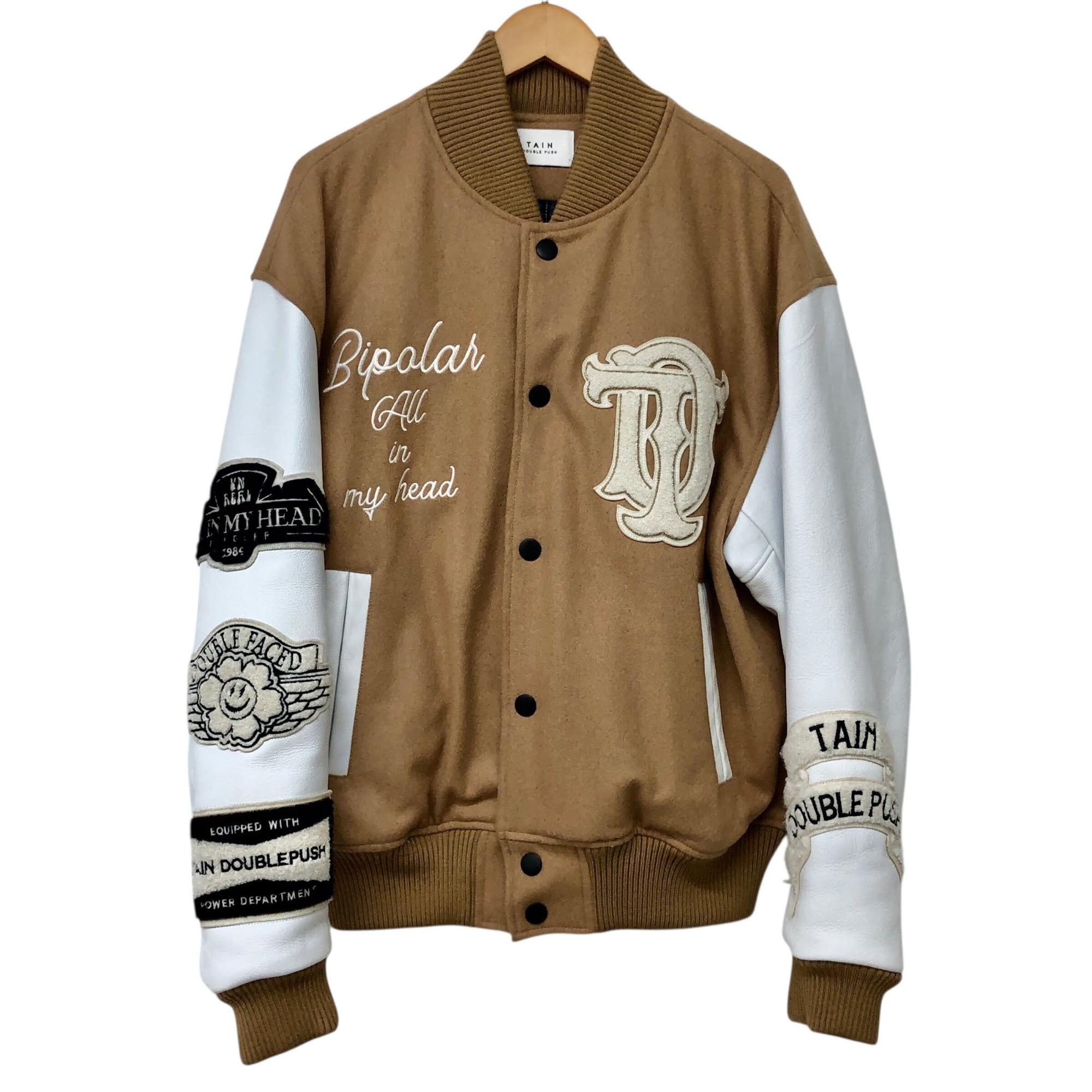 商品名 TAIN DOUBLE PUSH/タインダブルプッシュ/スタジャン/ブラウン/サイズM/メンズ/RS0031 管理番号 PDF98V7SGSV2 コンディション・サイズなど この商品の参考ランクは　中古A N 使用されていない未使用・新古品になります。 S 数回程度の使用品で、ほとんど使用感を感じない美品です。 SA 使用感があまりなく、全体的に綺麗な状態のお品です。 A 使用感は少しありますが、程度良好のお品です。 AB 多少使用感はありますが、通常の中古品の範囲内です。 B 使用感のあるお品ですが、通常の使用には差し支えありません。 C 少し難ありのお品です。場合によってはお直しが必要です。 ジャンク 難ありのお品です。お直しの必要があります。 【コンディション】 【サイズ】：M 【素材】：ウール他 【色】：ベージュ/ホワイト 【着丈】　約 63cm 【総丈】　約 cm 【肩幅】　約 60cm 【裄丈】　約 cm 【身幅】　約 55cm 【袖丈】　約 63cm サイズ違いによる返品・交換は致しかねます。 取扱い店舗 エコライフ 夙川店 TEL：0798-31-5026 特定商取引法・問い合わせ等 会社名 株式会社エコスモ 運営統括責任者 尾山　亮 古物商許可証 大阪府公安委員会　第621130140227号 住所 兵庫県西宮市羽衣町7-30 夙川グリーンタウン1F 電話番号 0798-31-5026 メールアドレス eco_eco_eco_life@yahoo.co.jp 問い合わせ先 yahooオークション店　ネット販売担当 カテゴリ：衣料品, メンズ, アウター