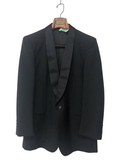 商品名 YVES SAINT LAURENT/イヴサンローラン/タキシードスーツセットアップ/ブラック/サイズ180/メンズ/RS0129 管理番号 PDB77HZ4IBG6 コンディション・サイズなど この商品の参考ランクは　中古AB N 使用されていない未使用・新古品になります。 S 数回程度の使用品で、ほとんど使用感を感じない美品です。 SA 使用感があまりなく、全体的に綺麗な状態のお品です。 A 使用感は少しありますが、程度良好のお品です。 AB 多少使用感はありますが、通常の中古品の範囲内です。 B 使用感のあるお品ですが、通常の使用には差し支えありません。 C 少し難ありのお品です。場合によってはお直しが必要です。 ジャンク 難ありのお品です。お直しの必要があります。 【コンディション】 多少の着用感はございますが、 目立つ汚れや大きな損傷はお見受けできません。 記名がございます。 【サイズ】：180 【素材】：ウール 他 【色】：ブラック ＜ジャケット＞ 【着丈】　約 76.5cm 【肩幅】　約 45.5cm 【身幅】　約 53cm 【袖丈】　約 59cm ＜パンツ＞ 【ウエスト幅】　約42.5cm 【総丈】　約 99.5cm 【股上】　約 30cm 【股下】　約 72.5cm 【裾幅】　約 cm サイズ違いによる返品・交換は致しかねます。 取扱い店舗 エコライフ 夙川店 TEL：0798-31-5026 特定商取引法・問い合わせ等 会社名 株式会社エコスモ 運営統括責任者 尾山　亮 古物商許可証 大阪府公安委員会　第621130140227号 住所 兵庫県西宮市羽衣町7-30 夙川グリーンタウン1F 電話番号 0798-31-5026 メールアドレス eco_eco_eco_life@yahoo.co.jp カテゴリ：セットアップ