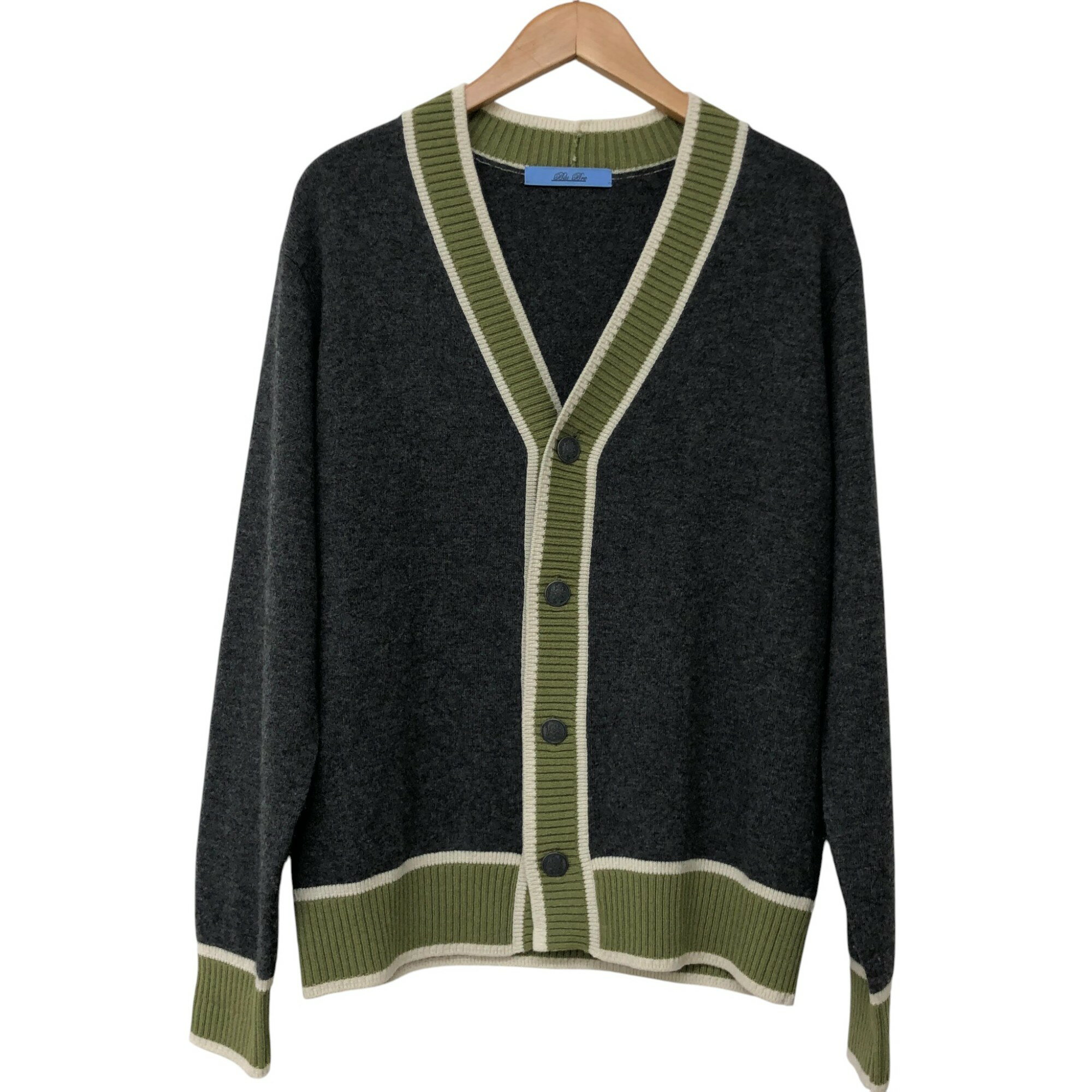 商品名 美品/BluBre x Brilla peril gusto /ブレブレ/ 別注 ウールカシミヤ ラインカーディガン/サイズl/グレー系/メンズ/RS0166 管理番号 PD8KHIP4JQ5G コンディション・サイズなど この商品の参考ランクは　中古A N 使用されていない未使用・新古品になります。 S 数回程度の使用品で、ほとんど使用感を感じない美品です。 SA 使用感があまりなく、全体的に綺麗な状態のお品です。 A 使用感は少しありますが、程度良好のお品です。 AB 多少使用感はありますが、通常の中古品の範囲内です。 B 使用感のあるお品ですが、通常の使用には差し支えありません。 C 少し難ありのお品です。場合によってはお直しが必要です。 ジャンク 難ありのお品です。お直しの必要があります。 【コンディション】 参考定価41800円。 使用感があまりなく、全体的に綺麗な状態のお品です。 全体的な多少の使用感はございますが、大きく目立つダメージは無く、美品の範囲です。 【サイズ】：L 【素材】：ウール70％/カシミヤ30％ 【色】：グレー系 【着丈】　約 62cm 【総丈】　約 cm 【肩幅】　約 51cm 【裄丈】　約 cm 【身幅】　約 55cm 【袖丈】　約 63cm サイズ違いによる返品・交換は致しかねます。 取扱い店舗 エコライフ 夙川店 TEL：0798-31-5026 特定商取引法・問い合わせ等 会社名 株式会社エコスモ 運営統括責任者 尾山　亮 古物商許可証 大阪府公安委員会　第621130140227号 住所 兵庫県西宮市羽衣町7-30 夙川グリーンタウン1F 電話番号 0798-31-5026 メールアドレス eco_eco_eco_life@yahoo.co.jp カテゴリ：衣料品, メンズ, トップス