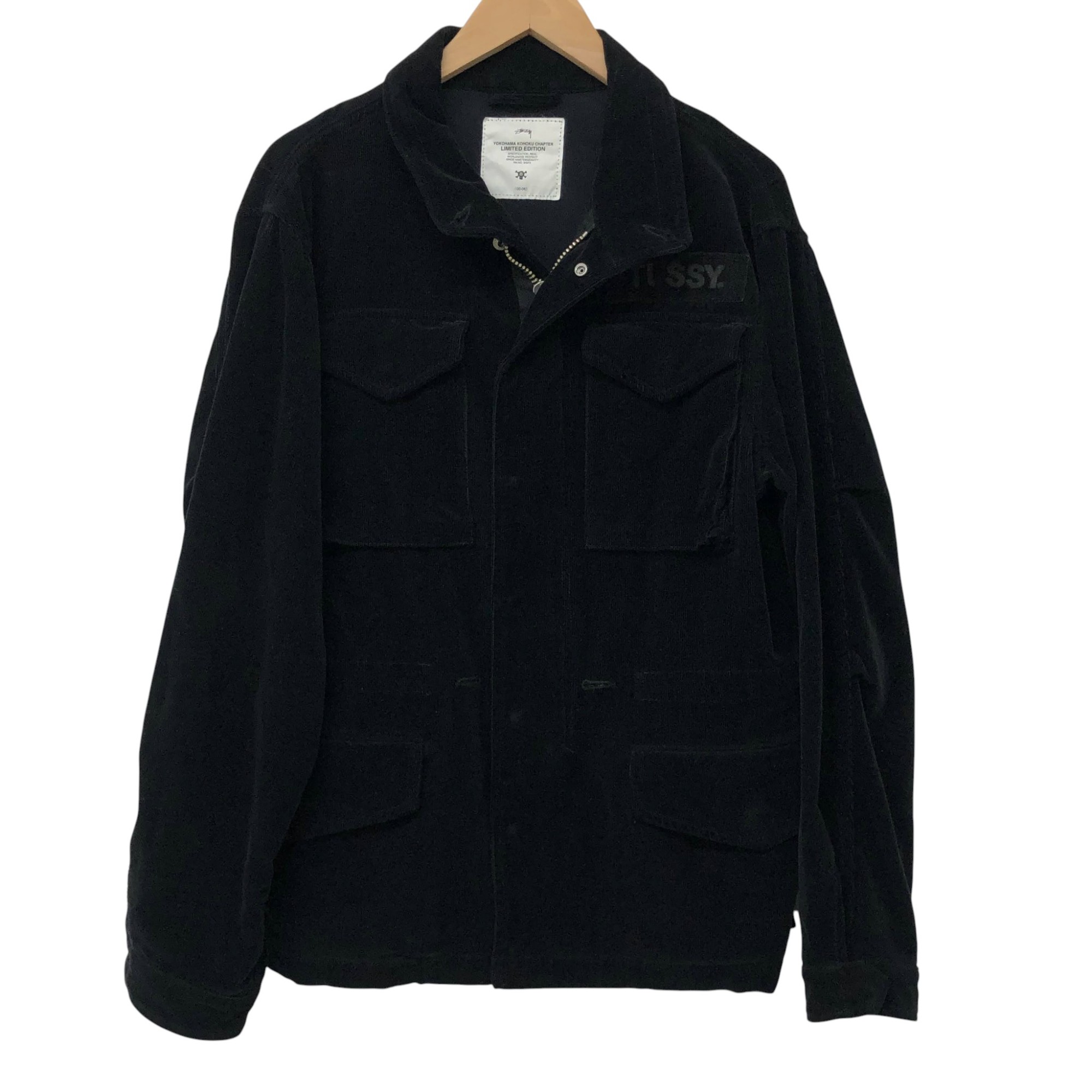 商品名 Stussy/ステューシー 2006 “YOKOHAMA KOHOKU CHAPTER” M-65 Jacket/コーデュロイ/サイズS/ブラック/メンズ/RS0172 管理番号 PDCLZY3NZOT7 コンディション・サイズなど この商品の参考ランクは　中古AB N 使用されていない未使用・新古品になります。 S 数回程度の使用品で、ほとんど使用感を感じない美品です。 SA 使用感があまりなく、全体的に綺麗な状態のお品です。 A 使用感は少しありますが、程度良好のお品です。 AB 多少使用感はありますが、通常の中古品の範囲内です。 B 使用感のあるお品ですが、通常の使用には差し支えありません。 C 少し難ありのお品です。場合によってはお直しが必要です。 ジャンク 難ありのお品です。お直しの必要があります。 【コンディション】 全体的な使用感はございますが、大きく目立つダメージは無く程度良好な範囲です。 【サイズ】：S 【素材】：コットン 【色】：ブラック 【着丈】　約 69cm 【総丈】　約 cm 【肩幅】　約 50cm 【裄丈】　約 cm 【身幅】　約 51cm 【袖丈】　約 61cm サイズ違いによる返品・交換は致しかねます。 取扱い店舗 エコライフ 夙川店 TEL：0798-31-5026 特定商取引法・問い合わせ等 会社名 株式会社エコスモ 運営統括責任者 尾山　亮 古物商許可証 大阪府公安委員会　第621130140227号 住所 兵庫県西宮市羽衣町7-30 夙川グリーンタウン1F 電話番号 0798-31-5026 メールアドレス eco_eco_eco_life@yahoo.co.jp カテゴリ：衣料品, メンズ, トップス