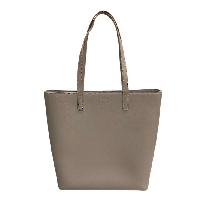 商品名 COLE HAAN/コールハーン/レザートートバッグ/ビッグサイズ/ピンク/レディース/FE0114 管理番号 PDK0WXML0B2G 詳細 高さ 約35cm 外ポケット 箇所 幅 約42cm 内ポケット 3箇所 マチ 約12cm 開閉タイプ 色／ライン名 ピンク 持ち手 約56cm 型番 生産国 ベトナム 付属品 製造番号 参考定価：円 コンディション・サイズなど この商品の参考ランクは　中古AB N 使用されていない未使用・新古品になります。 S 数回程度の使用品で、ほとんど使用感を感じない美品です。 SA 使用感があまりなく、全体的に綺麗な状態のお品です。 A 使用感は少しありますが、程度良好のお品です。 AB 多少使用感はありますが、通常の中古品の範囲内です。 B 使用感のあるお品ですが、通常の使用には差し支えありません。 C 少し難ありのお品です。場合によってはお直しが必要です。 ジャンク 難ありのお品です。お直しの必要があります。 【コンディション】 画像9枚目のような汚れと、 持ち手の片方が少し変形していますが、 問題なく使用していただけます。 【ブランド】： ＜外側＞ ＜内側＞ 取扱い店舗 エコライフ 岡場店 TEL　078-982-8803 特定商取引法・問い合わせ等 会社名 株式会社エコスモ 運営統括責任者 尾山　亮 古物商許可証 大阪府公安委員会　第621130140227号 住所 兵庫県神戸市北区藤原台中町1－4－1 ステップガーデンA棟1階 電話番号 078-982-8803 メールアドレス eco_eco_eco_life@yahoo.co.jp カテゴリ：バッグ, レディース, レディースバッグその他