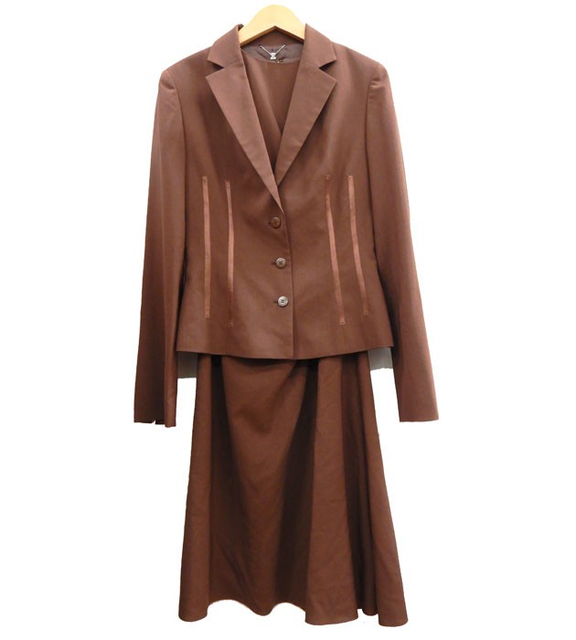 商品名 LANVIN ランバン/ジャケット/ワンピース/セットアップ/サイズ38 ブラウン系/日本製/レディース/FB2442 管理番号 PDM5JW186AV5 コンディション・サイズなど この商品の参考ランクは　中古AB N 使用されていない未使用・新古品になります。 S 数回程度の使用品で、ほとんど使用感を感じない美品です。 SA 使用感があまりなく、全体的に綺麗な状態のお品です。 A 使用感は少しありますが、程度良好のお品です。 AB 多少使用感はありますが、通常の中古品の範囲内です。 B 使用感のあるお品ですが、通常の使用には差し支えありません。 C 少し難ありのお品です。場合によってはお直しが必要です。 ジャンク 難ありのお品です。お直しの必要があります。 【コンディション】 ところどころに白い汚れがあり、使用感が見られます。その他大きなダメージはございません。 ＜ワンピース＞ 【総丈】　約99.5cm 【肩幅】　約37.1cm 【身幅】　約46cm 【袖丈】　約18cm 【サイズ】：38 【素材】：毛、絹 【色】：ブラウン系 ＜ジャケット＞ 【着丈】　約 55.5cm 【肩幅】　約 40cm 【身幅】　約 45cm 【袖丈】　約 64cm ＜パンツ＞ 【ウエスト幅】　約cm 【総丈】　約 cm 【股上】　約 cm 【股下】　約 cm 【裾幅】　約 cm サイズ違いによる返品・交換は致しかねます。 取扱い店舗 エコライフ 岡場店 TEL　078-982-8803 特定商取引法・問い合わせ等 会社名 株式会社エコスモ 運営統括責任者 尾山　亮 古物商許可証 大阪府公安委員会　第621130140227号 住所 兵庫県神戸市北区藤原台中町1－4－1 ステップガーデンA棟1階 電話番号 078-982-8803 メールアドレス eco_eco_eco_life@yahoo.co.jp カテゴリ：衣料品, レディース, セットアップ