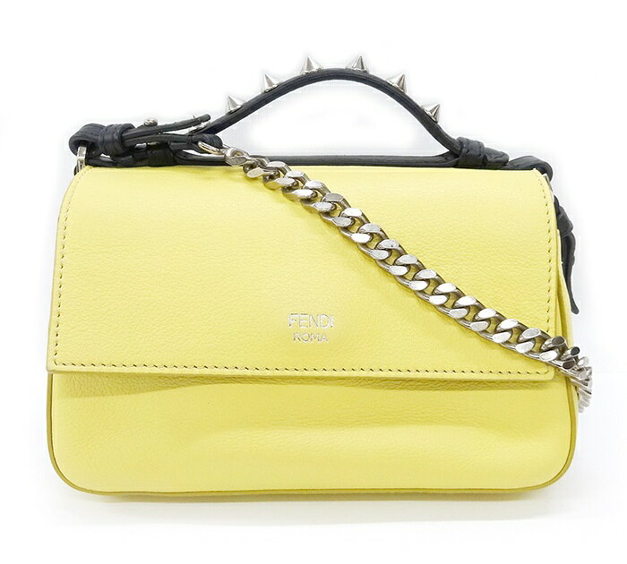 商品名 FENDI フェンディ/ダブルマイクロ バゲット/2WAYチェーンショルダーバッグ/モンスター レザー イエロー×ブラック 黄×黒/FB1664 管理番号 PDXU19K70AVO 詳細 高さ 約10.6cm 外ポケット 2箇所 幅 約17.2cm 内ポケット 5箇所 マチ 約5.8cm 開閉タイプ マグネット 色／ライン名 イエロー×ブラック 持ち手 約11.5cm 型番 生産国 イタリア 付属品 袋 製造番号 参考定価：円 コンディション・サイズなど この商品の参考ランクは　中古AB N 使用されていない未使用・新古品になります。 S 数回程度の使用品で、ほとんど使用感を感じない美品です。 SA 使用感があまりなく、全体的に綺麗な状態のお品です。 A 使用感は少しありますが、程度良好のお品です。 AB 多少使用感はありますが、通常の中古品の範囲内です。 B 使用感のあるお品ですが、通常の使用には差し支えありません。 C 少し難ありのお品です。場合によってはお直しが必要です。 ジャンク 難ありのお品です。お直しの必要があります。 【コンディション】 ＜外側＞ イエロー側に少々の薄汚れはありますが、全体的に目立つダメージはございません。 金具は微細なキズ・汚れがあります。（写真参照） ＜内側＞ 目立つダメージがなく、状態は良好です。 【ブランド】： ＜外側＞ ＜内側＞ 取扱い店舗 エコライフ 岡場店 TEL　078-982-8803 特定商取引法・問い合わせ等 会社名 株式会社エコスモ 運営統括責任者 尾山　亮 古物商許可証 大阪府公安委員会　第621130140227号 住所 兵庫県神戸市北区藤原台中町1－4－1 ステップガーデンA棟1階 電話番号 078-982-8803 メールアドレス eco_eco_eco_life@yahoo.co.jp カテゴリ：ブランド, バック, ショルダーバック