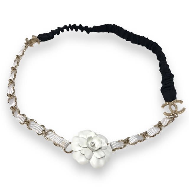 商品名 CHANEL/シャネル/カメリア/チェーンヘアバンド/09A/レディース/ホワイト/ココマーク/ゴム /ジュエリー ヘアアクセサリー/RS1812 管理番号 PDWQMLJQZWLA コンディション・サイズなど この商品の参考ランクは　中古S N 使用されていない未使用・新古品になります。 S 数回程度の使用品で、ほとんど使用感を感じない美品です。 SA 使用感があまりなく、全体的に綺麗な状態のお品です。 A 使用感は少しありますが、程度良好のお品です。 AB 多少使用感はありますが、通常の中古品の範囲内です。 B 使用感のあるお品ですが、通常の使用には差し支えありません。 C 少し難ありのお品です。場合によってはお直しが必要です。 ジャンク 難ありのお品です。お直しの必要があります。 【コンディション】 【頭周り】約53cm 数回程度の使用品で、ほとんど使用感を感じない美品です。 取扱い店舗 エコライフ 夙川店 TEL：0798-31-5026 特定商取引法・問い合わせ等 会社名 株式会社エコスモ 運営統括責任者 尾山　亮 古物商許可証 大阪府公安委員会　第621130140227号 住所 兵庫県西宮市羽衣町7-30 夙川グリーンタウン1F 電話番号 0798-31-5026 メールアドレス eco_eco_eco_life@yahoo.co.jp カテゴリ：ブランド, 服飾雑貨