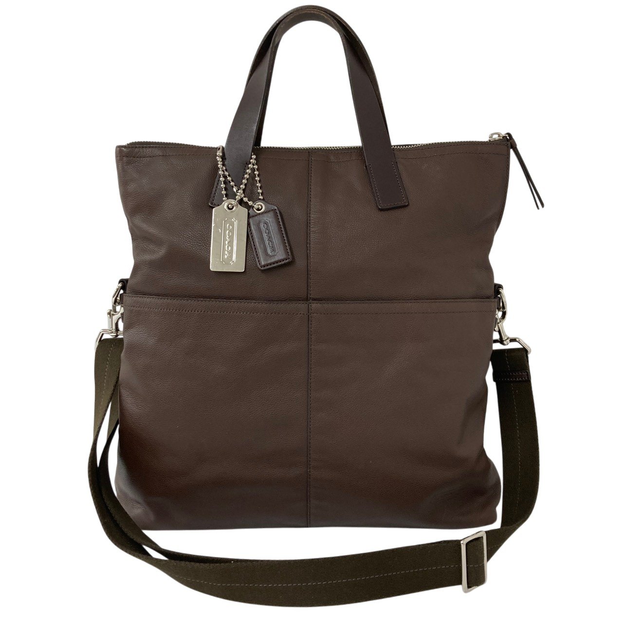 商品名 COACH/コーチ/レザー/2WAY/70493/トンプソン/クロスボディー/ダークブラウン/メンズ/RS1843 管理番号 PDBFA6JUBFTL 詳細 高さ 約41cm 外ポケット 3箇所 幅 約40cm 内ポケット 3箇所 マチ 約9cm 開閉タイプ ファスナー 色／ライン名 ダークブラウン 持ち手 約35cm 型番 生産国 付属品 製造番号 参考定価：円 コンディション・サイズなど この商品の参考ランクは　中古AB N 使用されていない未使用・新古品になります。 S 数回程度の使用品で、ほとんど使用感を感じない美品です。 SA 使用感があまりなく、全体的に綺麗な状態のお品です。 A 使用感は少しありますが、程度良好のお品です。 AB 多少使用感はありますが、通常の中古品の範囲内です。 B 使用感のあるお品ですが、通常の使用には差し支えありません。 C 少し難ありのお品です。場合によってはお直しが必要です。 ジャンク 難ありのお品です。お直しの必要があります。 【コンディション】 全体的な使用感はございますが、使用に差し支えるようなダメージは無く、通常の中古品の範囲です。まだまだ問題なくお使い頂けます。 ショルダーストラップ：140cm 【ブランド】： ＜外側＞ 角スレ・細かなキズ・全体的な使用感はございますが、使用に差し支えるようなダメージは無く、通常の中古品の範囲です。まだまだ問題なくお使い頂けます。 ＜内側＞ 目立つダメージはございません。 取扱い店舗 エコライフ 夙川店 TEL：0798-31-5026 特定商取引法・問い合わせ等 会社名 株式会社エコスモ 運営統括責任者 尾山　亮 古物商許可証 大阪府公安委員会　第621130140227号 住所 兵庫県西宮市羽衣町7-30 夙川グリーンタウン1F 電話番号 0798-31-5026 メールアドレス eco_eco_eco_life@yahoo.co.jp カテゴリ：ブランド, バック, トートバック