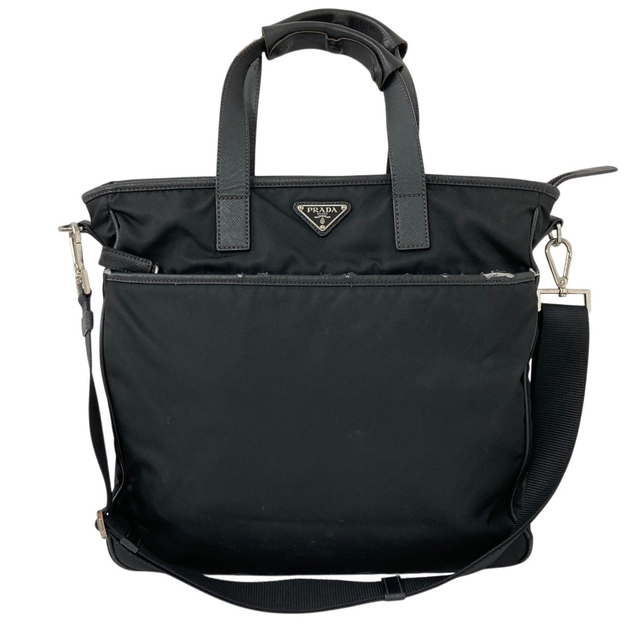 商品名 PRADA/プラダ/2WAY/ショルダー/ビジネスバッグ/2UG033/ギャラ付き/三角ロゴ/ブラック/メンズ/RS1846 管理番号 PDH7IJ4LOZ6U 詳細 高さ 約33cm 外ポケット 2箇所 幅 約34cm 内ポケット 4箇所 マチ 約11cm 開閉タイプ ファスナー 色／ライン名 ブラック 持ち手 約41cm 型番 生産国 付属品 製造番号 参考定価：円 コンディション・サイズなど この商品の参考ランクは　中古C N 使用されていない未使用・新古品になります。 S 数回程度の使用品で、ほとんど使用感を感じない美品です。 SA 使用感があまりなく、全体的に綺麗な状態のお品です。 A 使用感は少しありますが、程度良好のお品です。 AB 多少使用感はありますが、通常の中古品の範囲内です。 B 使用感のあるお品ですが、通常の使用には差し支えありません。 C 少し難ありのお品です。場合によってはお直しが必要です。 ジャンク 難ありのお品です。お直しの必要があります。 【コンディション】 金具部に擦れキズ・角スレ・レザー部分に使用感・少し難ありのお品です。場合によってはお直しが必要です。 ショルダー：125cm(金具部含まず。) 【ブランド】： ＜外側＞ ハンドル付け根・金具部に擦れキズ・角スレ・剥がれ・レザー部分に使用感・細かな汚れなどが「ございます。 ＜内側＞ レザー部分に擦れキズなどはございますが、目立つダメージはございません。 取扱い店舗 エコライフ 夙川店 TEL：0798-31-5026 特定商取引法・問い合わせ等 会社名 株式会社エコスモ 運営統括責任者 尾山　亮 古物商許可証 大阪府公安委員会　第621130140227号 住所 兵庫県西宮市羽衣町7-30 夙川グリーンタウン1F 電話番号 0798-31-5026 メールアドレス eco_eco_eco_life@yahoo.co.jp カテゴリ：ブランド, バック, ショルダーバック