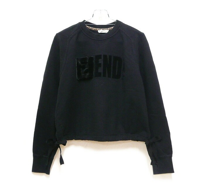 商品名 FENDI/フェンディ/ロゴ/トレーナー/サイズS/ミンクファー/裾サイドリボン/ブラック/長袖/裏起毛/スウェット/レディース/FS7186 A5GP/ON5732 管理番号 PD3218LIGCTE コンディション・サイズなど この商品の参考ランクは　中古A N 使用されていない未使用・新古品になります。 S 数回程度の使用品で、ほとんど使用感を感じない美品です。 SA 使用感があまりなく、全体的に綺麗な状態のお品です。 A 使用感は少しありますが、程度良好のお品です。 AB 多少使用感はありますが、通常の中古品の範囲内です。 B 使用感のあるお品ですが、通常の使用には差し支えありません。 C 少し難ありのお品です。場合によってはお直しが必要です。 ジャンク 難ありのお品です。お直しの必要があります。 【コンディション】 袖口や首周りに擦れ、全体的に多少のシワや擦れ、 ベロアロゴに細かな繊維の付着など着用感はございますが、目立つダメージはございません。 【サイズ】：S 【素材】：コットン 他 【色】：ブラック 【着丈】　約 53cm 【総丈】　約 cm 【肩幅】　約 40cm 【裄丈】　約 cm 【身幅】　約 55cm 【袖丈】　約 61cm サイズ違いによる返品・交換は致しかねます。 取扱い店舗 エコライフ 岡場店 TEL　078-982-8803 特定商取引法・問い合わせ等 会社名 株式会社エコスモ 運営統括責任者 尾山　亮 古物商許可証 大阪府公安委員会　第621130140227号 住所 兵庫県神戸市北区藤原台中町1－4－1 ステップガーデンA棟1階 電話番号 078-982-8803 メールアドレス eco_eco_eco_life@yahoo.co.jp カテゴリ：ブランド, 衣料品, トップス