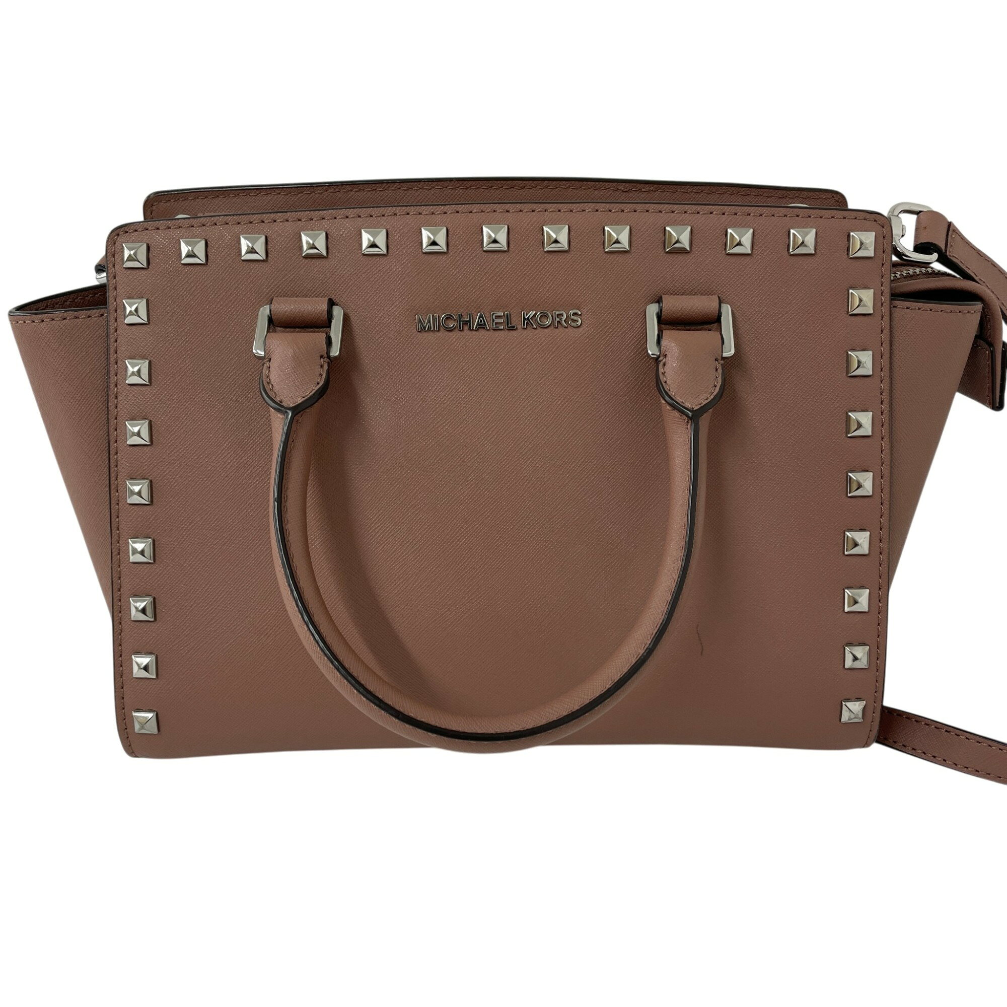 商品名 MICHAEL KORS/マイケルコース/スタッズ2WAYハンドバッグ/レディース/ピンク/ショルダーバッグ/RS2363 管理番号 PD0C9C5YN1QY 詳細 高さ 約20cm 外ポケット 0箇所 幅 約27.5cm 内ポケット 3箇所 マチ 約10cm 開閉タイプ チャック 色／ライン名 ピンク 持ち手 約25cm 型番 生産国 付属品 製造番号 参考定価：円 コンディション・サイズなど この商品の参考ランクは　中古AB N 使用されていない未使用・新古品になります。 S 数回程度の使用品で、ほとんど使用感を感じない美品です。 SA 使用感があまりなく、全体的に綺麗な状態のお品です。 A 使用感は少しありますが、程度良好のお品です。 AB 多少使用感はありますが、通常の中古品の範囲内です。 B 使用感のあるお品ですが、通常の使用には差し支えありません。 C 少し難ありのお品です。場合によってはお直しが必要です。 ジャンク 難ありのお品です。お直しの必要があります。 【コンディション】 ペン汚れが一部あります。全体的な使用感はございますが、大きく目立つダメージは無く程度良好な範囲です。 【ブランド】： ＜外側＞ ＜内側＞ 取扱い店舗 エコライフ 夙川店 TEL：0798-31-5026 特定商取引法・問い合わせ等 会社名 株式会社エコスモ 運営統括責任者 尾山　亮 古物商許可証 大阪府公安委員会　第621130140227号 住所 兵庫県西宮市羽衣町7-30 夙川グリーンタウン1F 電話番号 0798-31-5026 メールアドレス eco_eco_eco_life@yahoo.co.jp カテゴリ：バッグ, レディース, レディースハンドバッグ