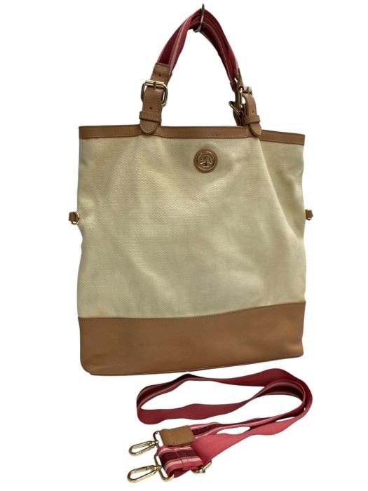 商品名 TORY BURCH/トリーバーチ/キャンバスレザー/2wayバッグ/ベージュ系/レディース/FG0283 管理番号 PDE6GNAIWVYM 詳細 高さ 約35.5cm 外ポケット 箇所 幅 約36cm 内ポケット 3箇所 マチ 約4cm 開閉タイプ マグネット 色／ライン名 ベージュ 持ち手 約34cm 型番 生産国 付属品 製造番号 参考定価：円 コンディション・サイズなど この商品の参考ランクは　中古B N 使用されていない未使用・新古品になります。 S 数回程度の使用品で、ほとんど使用感を感じない美品です。 SA 使用感があまりなく、全体的に綺麗な状態のお品です。 A 使用感は少しありますが、程度良好のお品です。 AB 多少使用感はありますが、通常の中古品の範囲内です。 B 使用感のあるお品ですが、通常の使用には差し支えありません。 C 少し難ありのお品です。場合によってはお直しが必要です。 ジャンク 難ありのお品です。お直しの必要があります。 【コンディション】 所々に汚れは見られますが 大きなダメージはなく、まだまだご使用いただけるお品です。 【ブランド】：TORY BURCH ＜外側＞ ＜内側＞ 取扱い店舗 エコライフ 岡場店 TEL　078-982-8803 特定商取引法・問い合わせ等 会社名 株式会社エコスモ 運営統括責任者 尾山　亮 古物商許可証 大阪府公安委員会　第621130140227号 住所 兵庫県神戸市北区藤原台中町1－4－1 ステップガーデンA棟1階 電話番号 078-982-8803 メールアドレス eco_eco_eco_life@yahoo.co.jp カテゴリ：バッグ, レディース, レディースショルダーバッグ