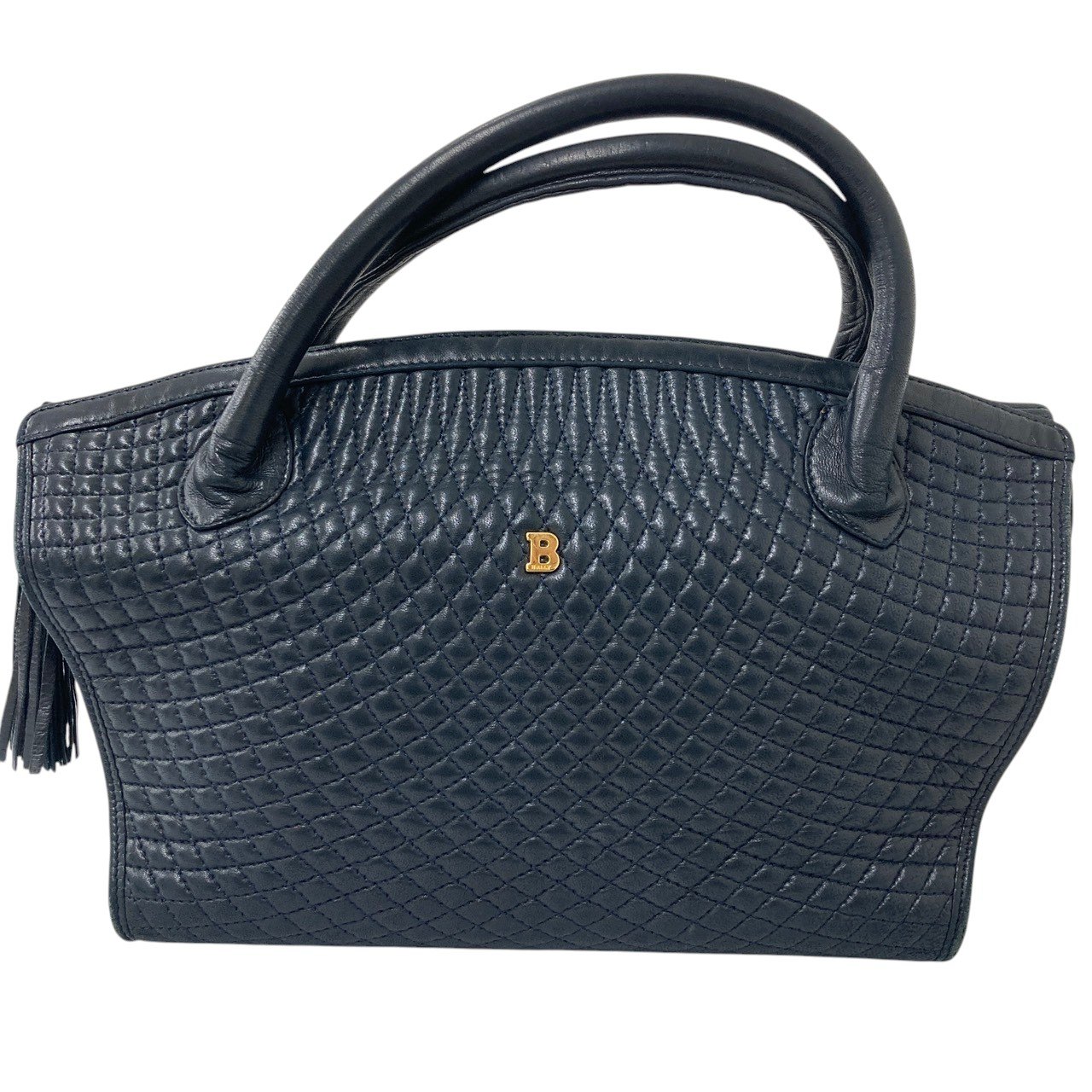 商品名 BALLY/ヴィンテージ/ハンドバッグ/財布/キルティング/ネイビー/セット/レディース/RS2728 管理番号 PD7705VVR68G 詳細 高さ 約20cm 外ポケット 0箇所 幅 約25cm 内ポケット 1箇所 マチ 約13cm 開閉タイプ チャック 色／ライン名 ネイビー 持ち手 約cm 型番 生産国 イタリア 付属品 製造番号 参考定価：円 コンディション・サイズなど この商品の参考ランクは　中古AB N 使用されていない未使用・新古品になります。 S 数回程度の使用品で、ほとんど使用感を感じない美品です。 SA 使用感があまりなく、全体的に綺麗な状態のお品です。 A 使用感は少しありますが、程度良好のお品です。 AB 多少使用感はありますが、通常の中古品の範囲内です。 B 使用感のあるお品ですが、通常の使用には差し支えありません。 C 少し難ありのお品です。場合によってはお直しが必要です。 ジャンク 難ありのお品です。お直しの必要があります。 【コンディション】 全体的な使用感はございますが、大きく目立つダメージは無く程度良好な範囲です。 バッグと財布のセットです。 【ブランド】： ＜外側＞ ＜内側＞ 取扱い店舗 エコライフ 夙川店 TEL：0798-31-5026 特定商取引法・問い合わせ等 会社名 株式会社エコスモ 運営統括責任者 尾山　亮 古物商許可証 大阪府公安委員会　第621130140227号 住所 兵庫県西宮市羽衣町7-30 夙川グリーンタウン1F 電話番号 0798-31-5026 メールアドレス eco_eco_eco_life@yahoo.co.jp カテゴリ：バッグ, レディース, レディースハンドバッグ