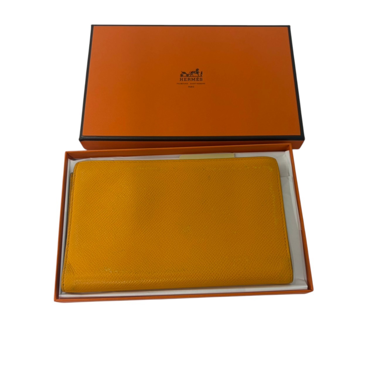 商品名 HERMES/エルメス/アジェングヴィンテージイエロー/P□刻印/RS2968 管理番号 PD31BWJH9G2R 詳細 高さ 約cm 小銭入れ 幅 約cm 札入れ マチ 約cm 開閉タイプ 色 カード類収納ポケット 素材 生産国 付属品 製造番号 参考定価：円 コンディション・サイズなど この商品の参考ランクは　中古C N 使用されていない未使用・新古品になります。 S 数回程度の使用品で、ほとんど使用感を感じない美品です。 SA 使用感があまりなく、全体的に綺麗な状態のお品です。 A 使用感は少しありますが、程度良好のお品です。 AB 多少使用感はありますが、通常の中古品の範囲内です。 B 使用感のあるお品ですが、通常の使用には差し支えありません。 C 少し難ありのお品です。場合によってはお直しが必要です。 ジャンク 難ありのお品です。お直しの必要があります。 【コンディション】 【ブランド】： ＜外側＞ ＜内側＞ 取扱い店舗 エコライフ 夙川店 TEL：0798-31-5026 特定商取引法・問い合わせ等 会社名 株式会社エコスモ 運営統括責任者 尾山　亮 古物商許可証 大阪府公安委員会　第621130140227号 住所 兵庫県西宮市羽衣町7-30 夙川グリーンタウン1F 電話番号 0798-31-5026 メールアドレス eco_eco_eco_life@yahoo.co.jp カテゴリ：ブランド, 服飾雑貨, 財布