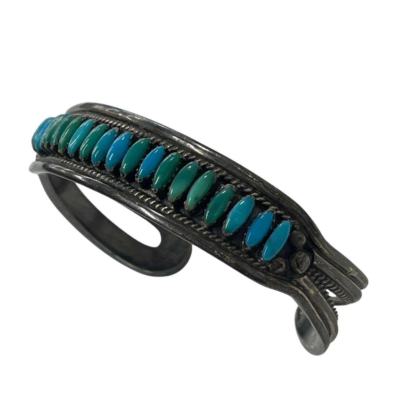 商品名 インディアンジュエリー/スターリングシルバー/Sv925/ターコイス/バングル/T刻印/ブレス/メンズ/アクセサリー/RS3040 管理番号 PD4YAMGRYPFK コンディション・サイズなど この商品の参考ランクは　中古AB N 使用されていない未使用・新古品になります。 S 数回程度の使用品で、ほとんど使用感を感じない美品です。 SA 使用感があまりなく、全体的に綺麗な状態のお品です。 A 使用感は少しありますが、程度良好のお品です。 AB 多少使用感はありますが、通常の中古品の範囲内です。 B 使用感のあるお品ですが、通常の使用には差し支えありません。 C 少し難ありのお品です。場合によってはお直しが必要です。 ジャンク 難ありのお品です。お直しの必要があります。 【コンディション】 全体的な使用感はございますが、大きく目立つダメージは無く程度良好な範囲です。 幅：～1.5mm 長さ：13cm 取扱い店舗 エコライフ 夙川店 TEL：0798-31-5026 特定商取引法・問い合わせ等 会社名 株式会社エコスモ 運営統括責任者 尾山　亮 古物商許可証 大阪府公安委員会　第621130140227号 住所 兵庫県西宮市羽衣町7-30 夙川グリーンタウン1F 電話番号 0798-31-5026 メールアドレス eco_eco_eco_life@yahoo.co.jp カテゴリ：服飾品, メンズ, メンズアクセサリー